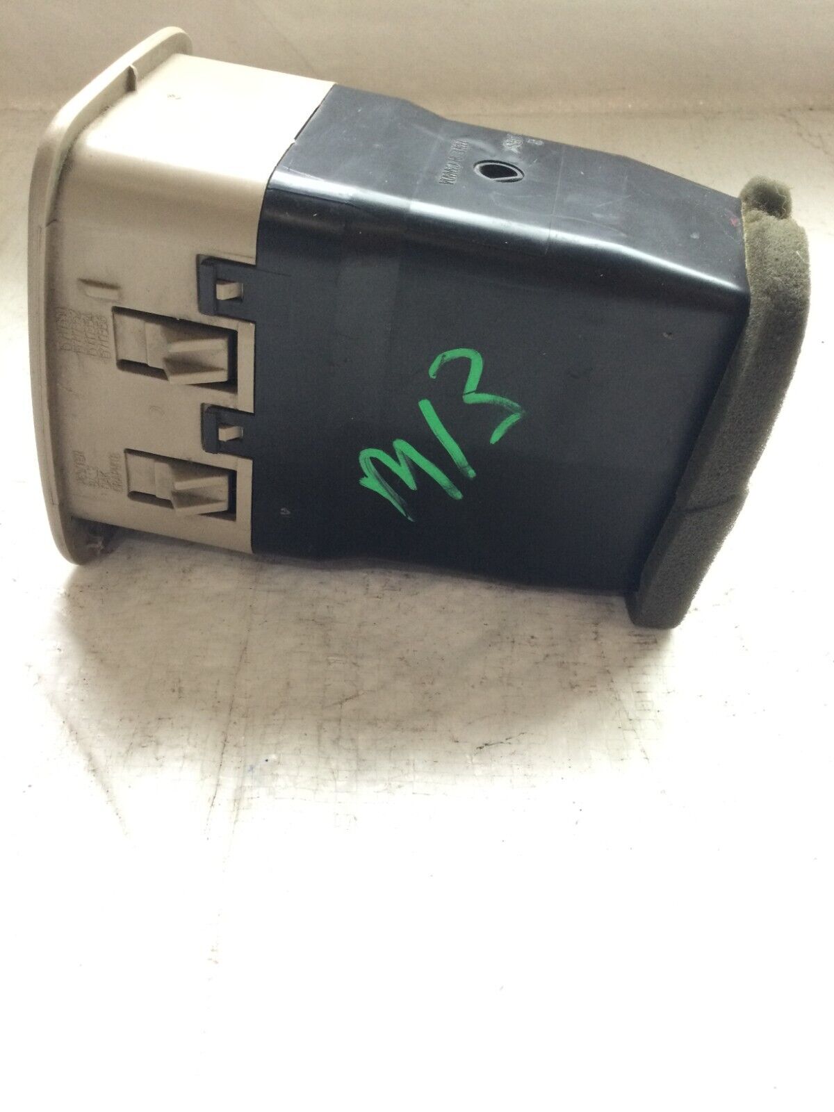 2003-2006 Cadillac Escalade Driver Left Inner Center Vent OEM