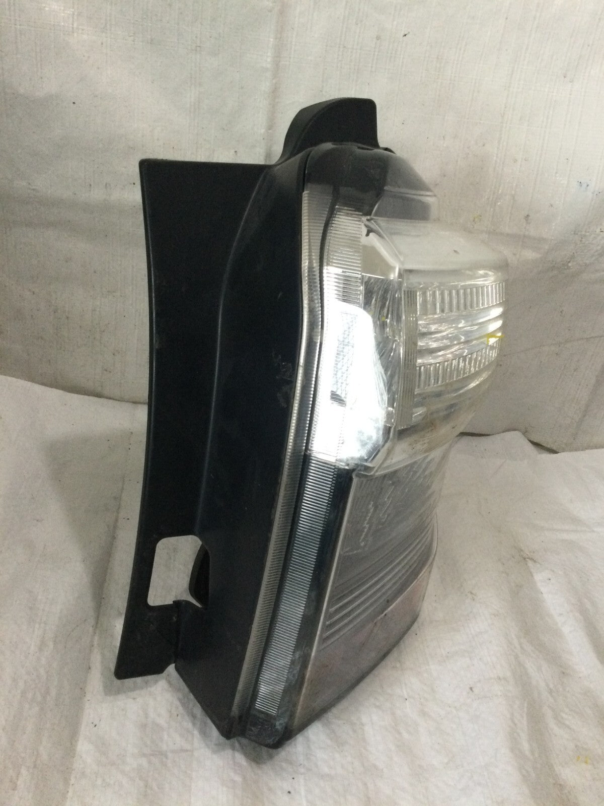 2016-2018 Toyota 4Runner  LED Tail Light RH Passenger Side OEM ( DAMAGE MARKED )