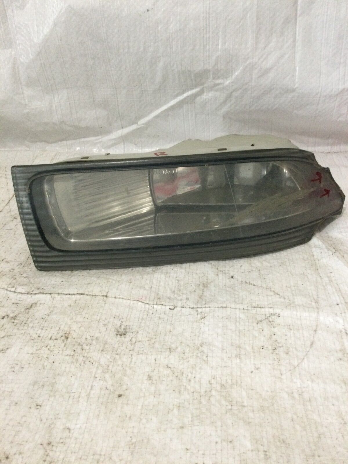 2005 Toyota Sienna Right Passenger Fog Light Lamp OEM ( Chip Mark shown )