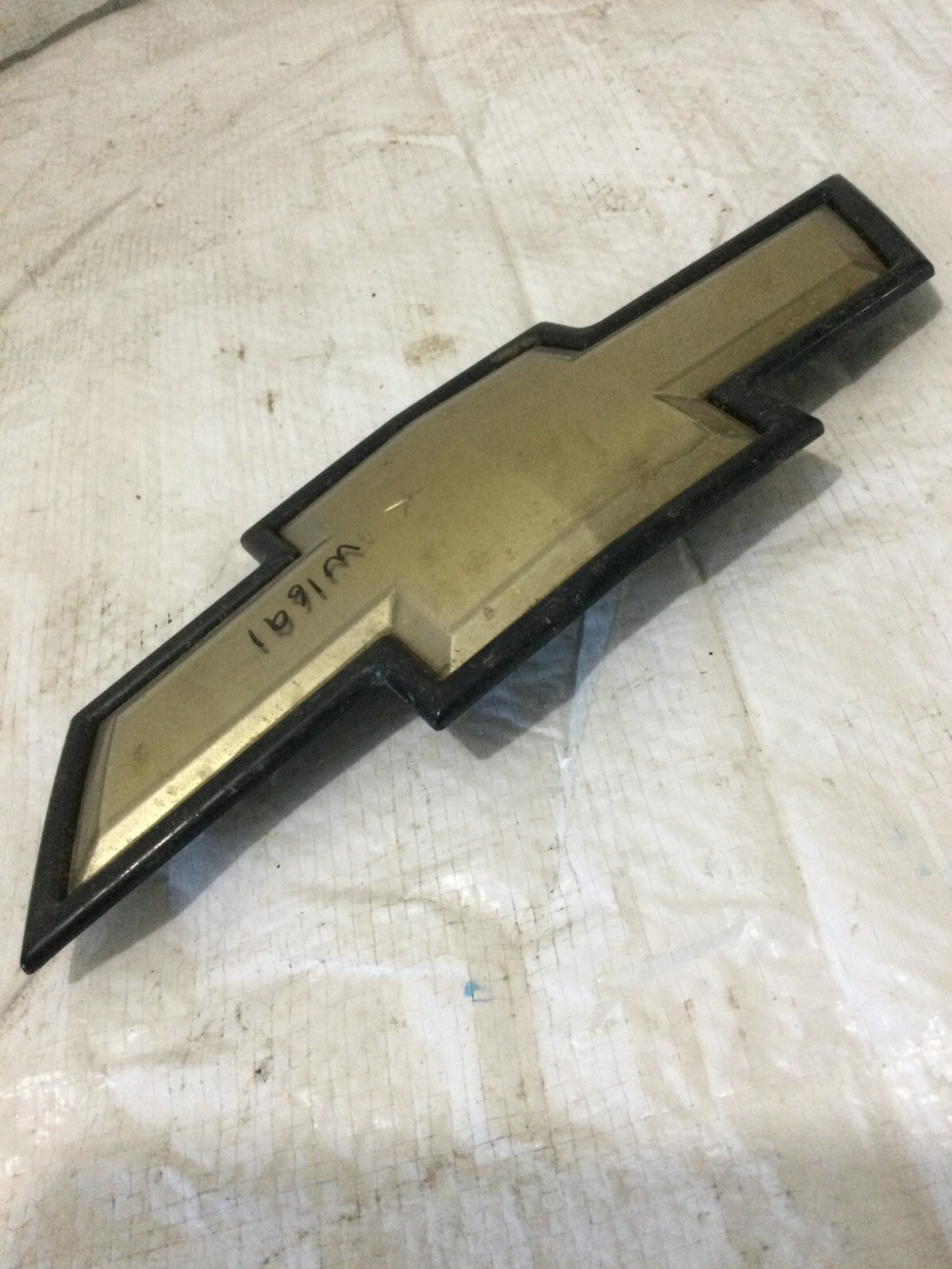 Front Grille Chevrolet Emblem 22829421 OEM 2007-2013 Silverado