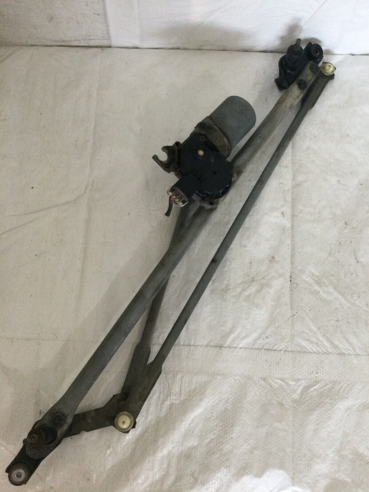 2006 GMC Yukon Windshield Wiper Motor W/ Linkage OEM 15287854