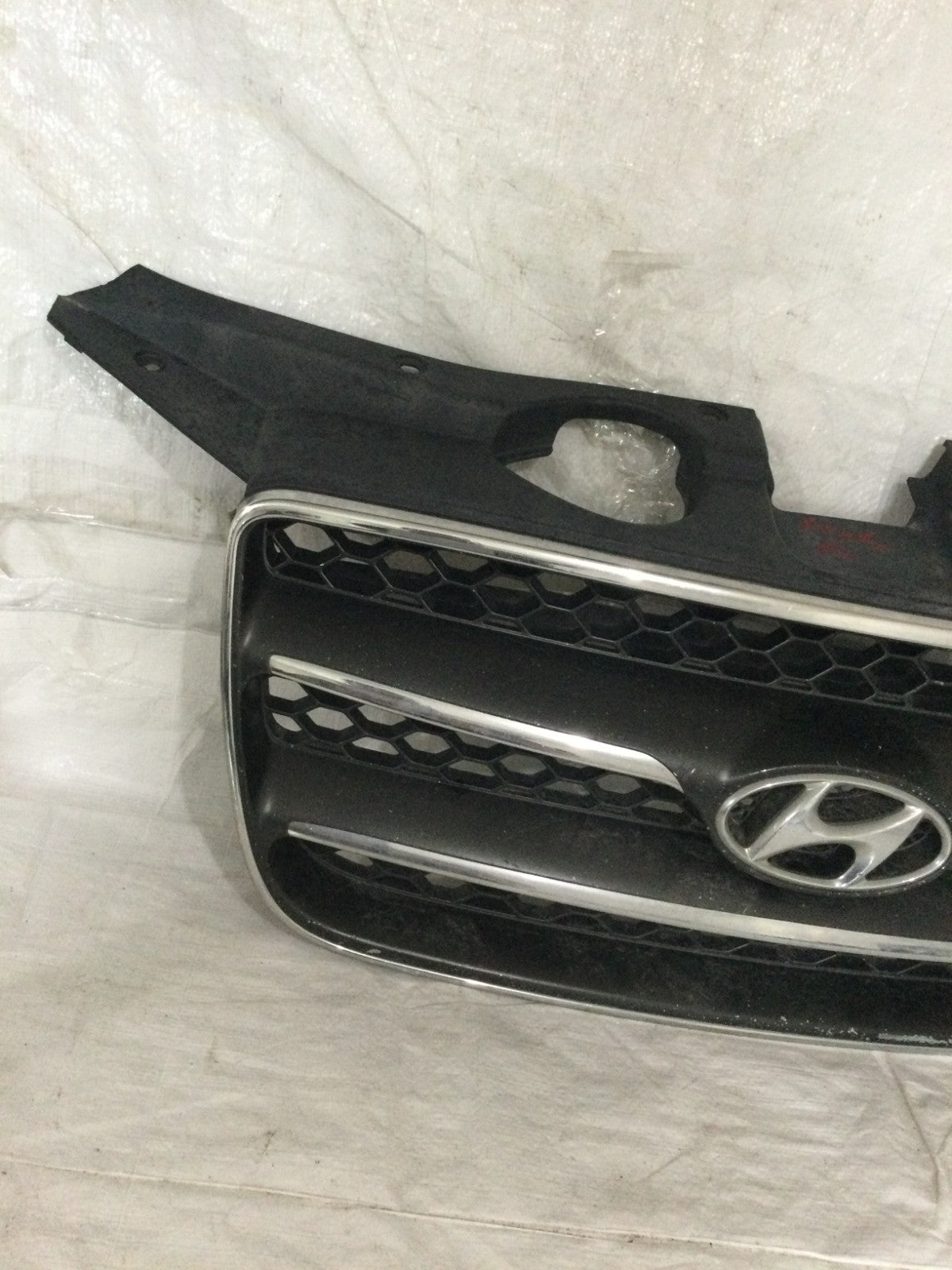 2006 - 2009 Hyundai Santa FE Front Grille OEM MARKED DAMAGE