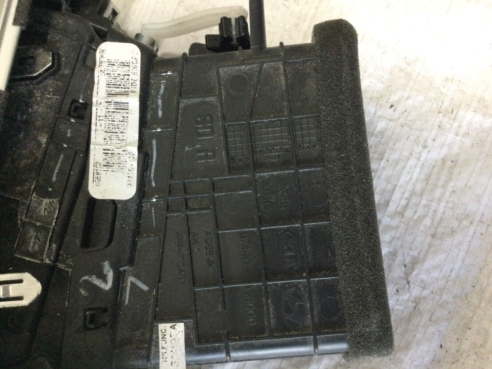 2016-2018 Kia Sorento A/C Air Vent Outlet RH Passenger Side 97490-C6000