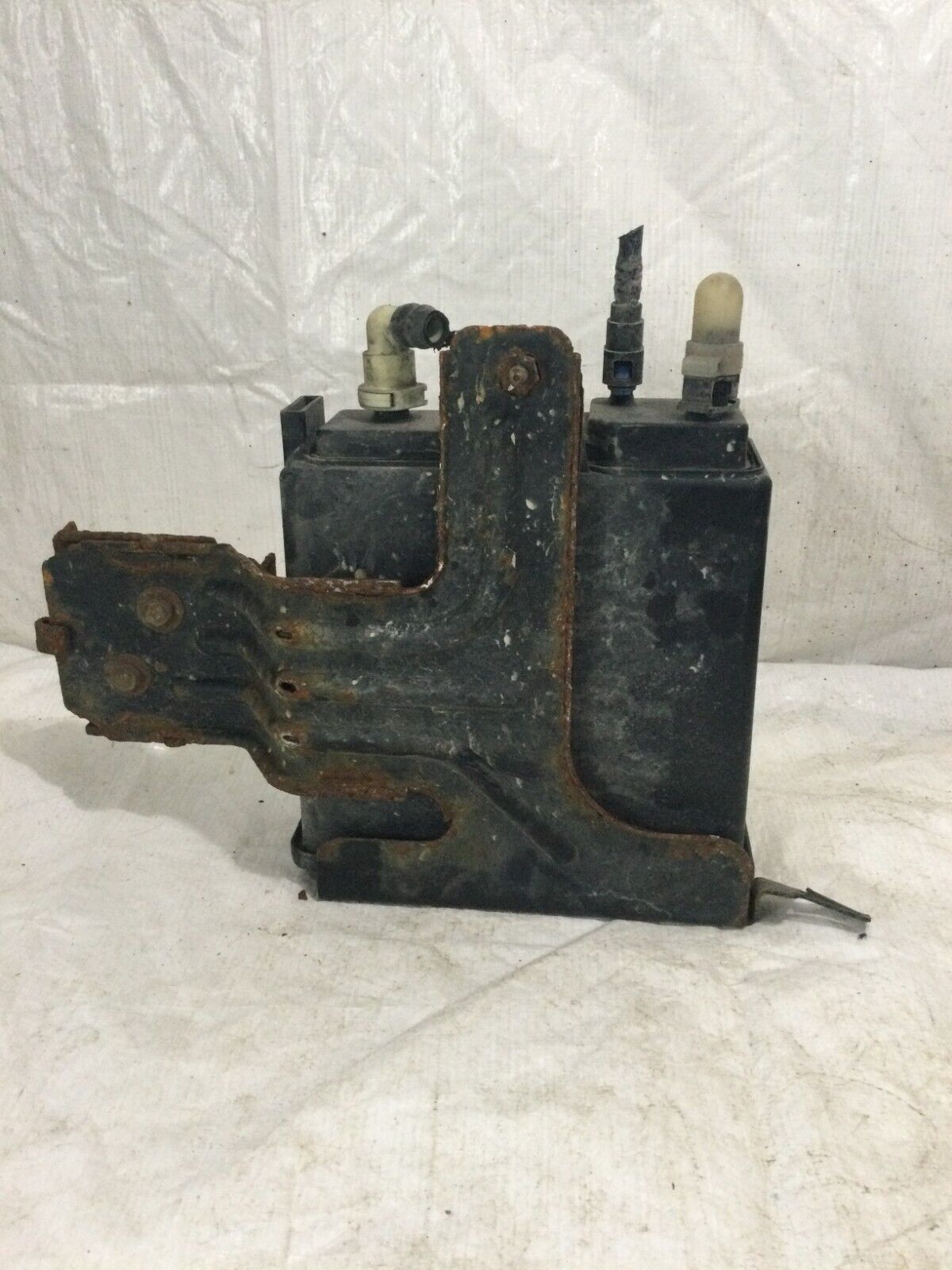 2007 Cadillac Escalade Fuel Evaporator Canister 15220023 OEM