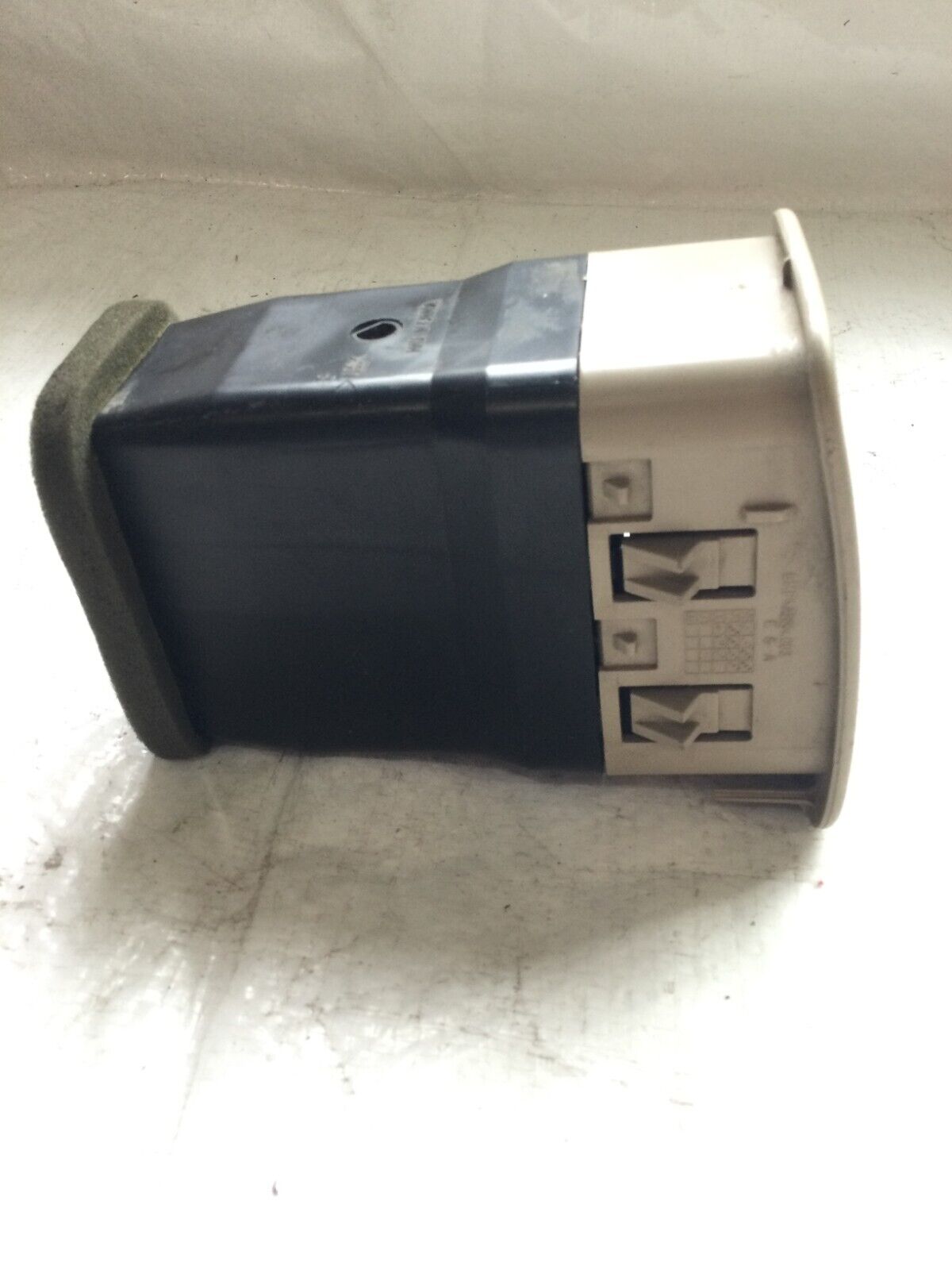 2003-2006 Cadillac Escalade Passenger Right Inner Center Vent OEM