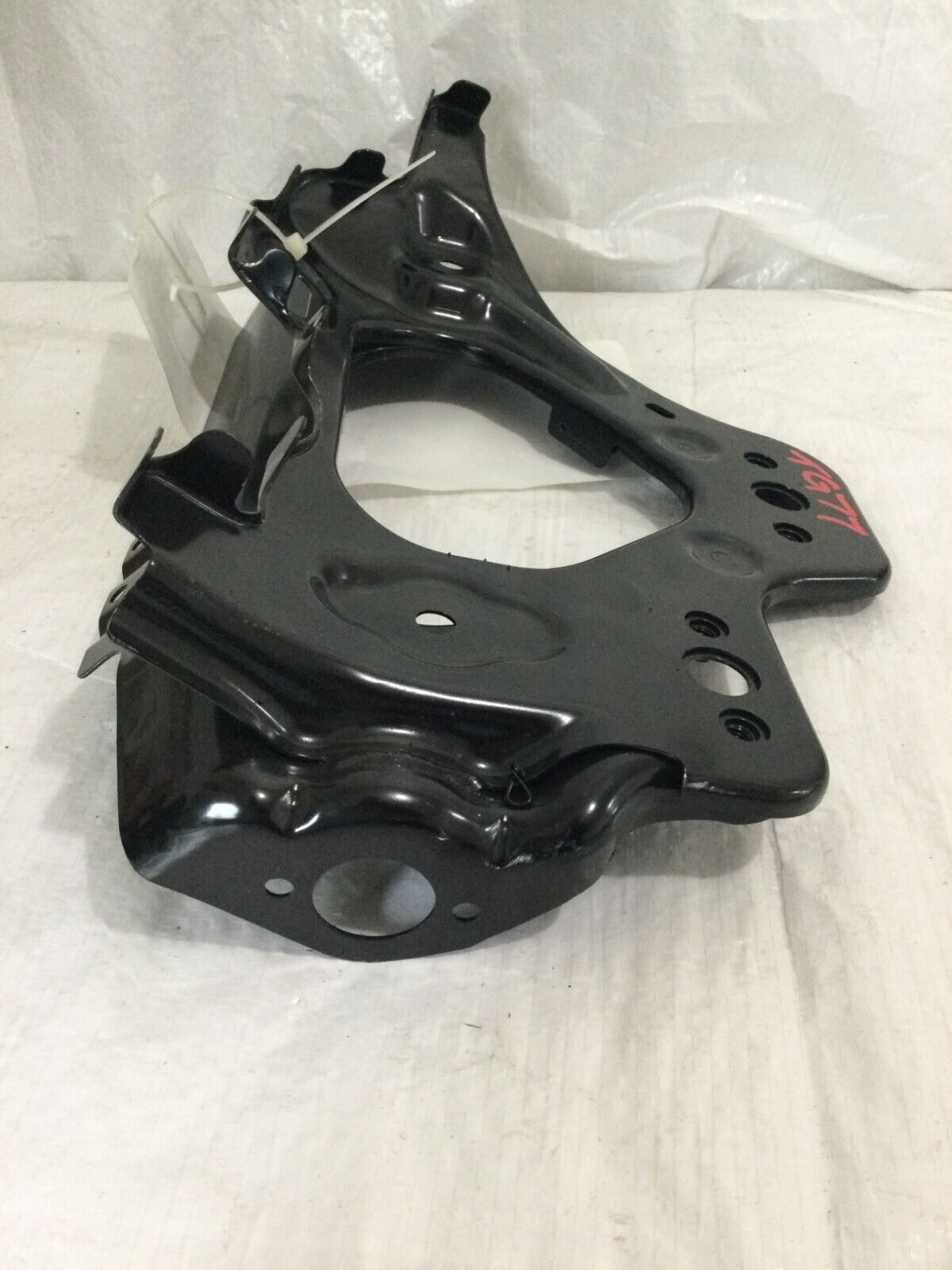 2019-2022 Chevrolet Silverado 1500 Left Front Bumper Bracket OEM 84476947