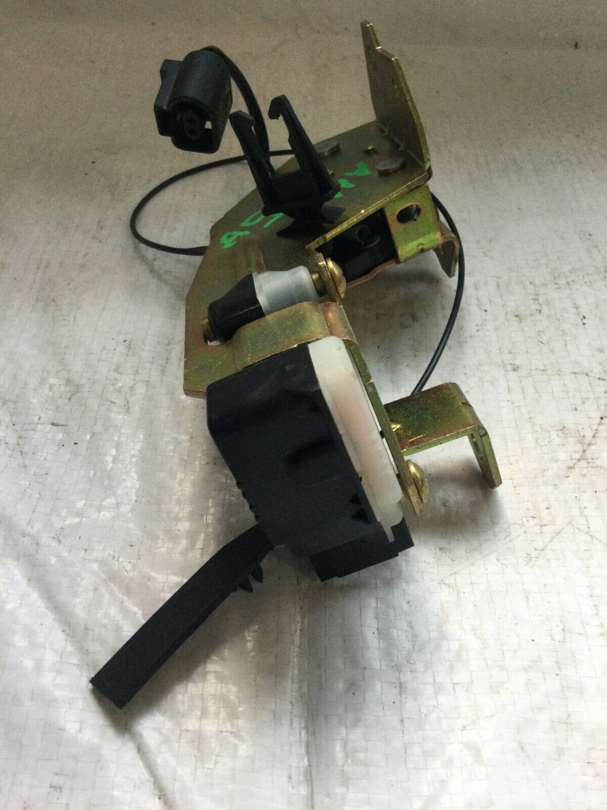 2004-2007 Volkswagen Touareg Trunk Latch  Lock Actuator 7L0827506D