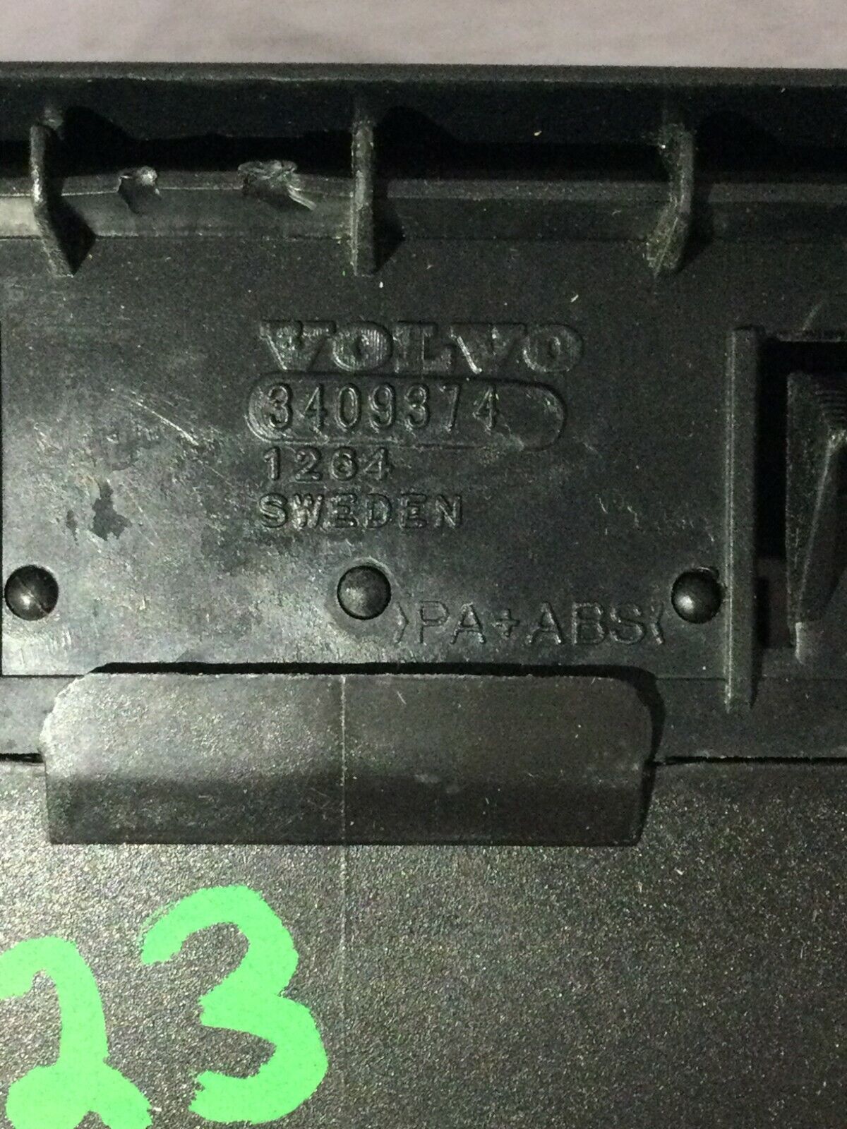 2004 Volvo S60 Center Dash Air Vent OEM 3409374