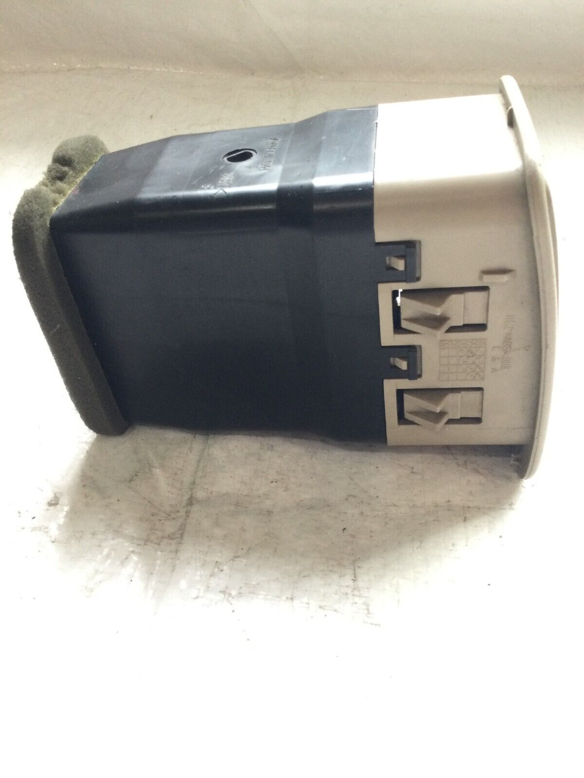 2003-2006 Cadillac Escalade Driver Left Inner Center Vent OEM