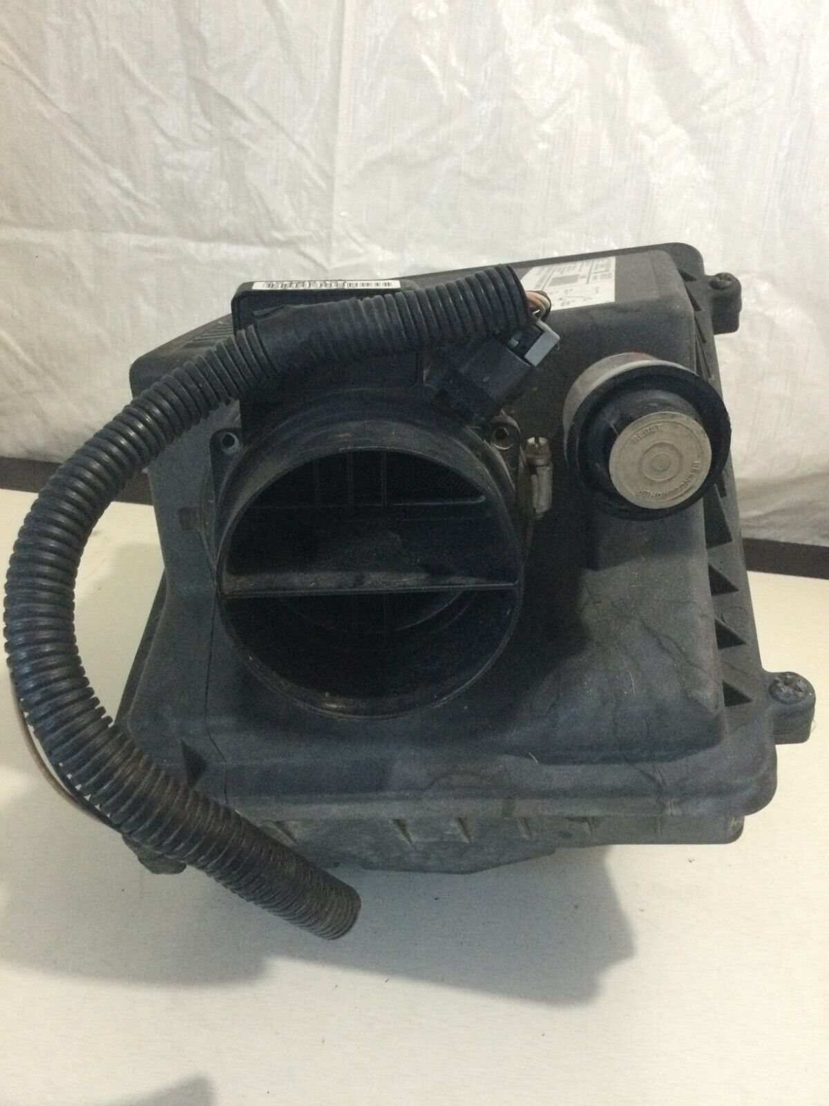 2005 Chevrolet Silverado 1500 Air Filter Box OEM ( DAMAGE MARKED )