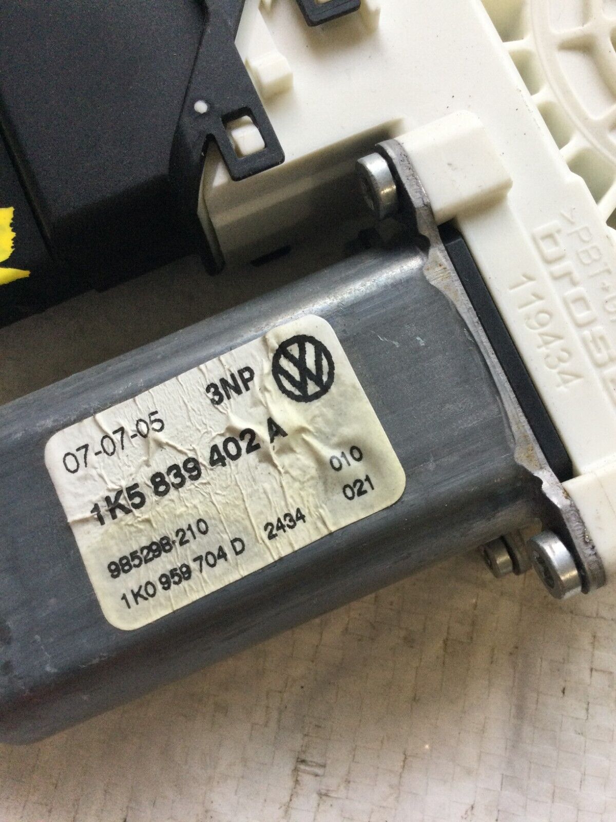 2006 Volkswagen Jetta Rear Right Power Window Motor OEM 1K5839402A