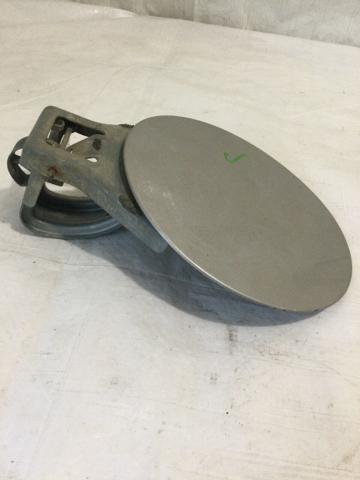 2007-2010  Cadillac Escalade ESV  Fuel Tank Door  734VZ268 OEM
