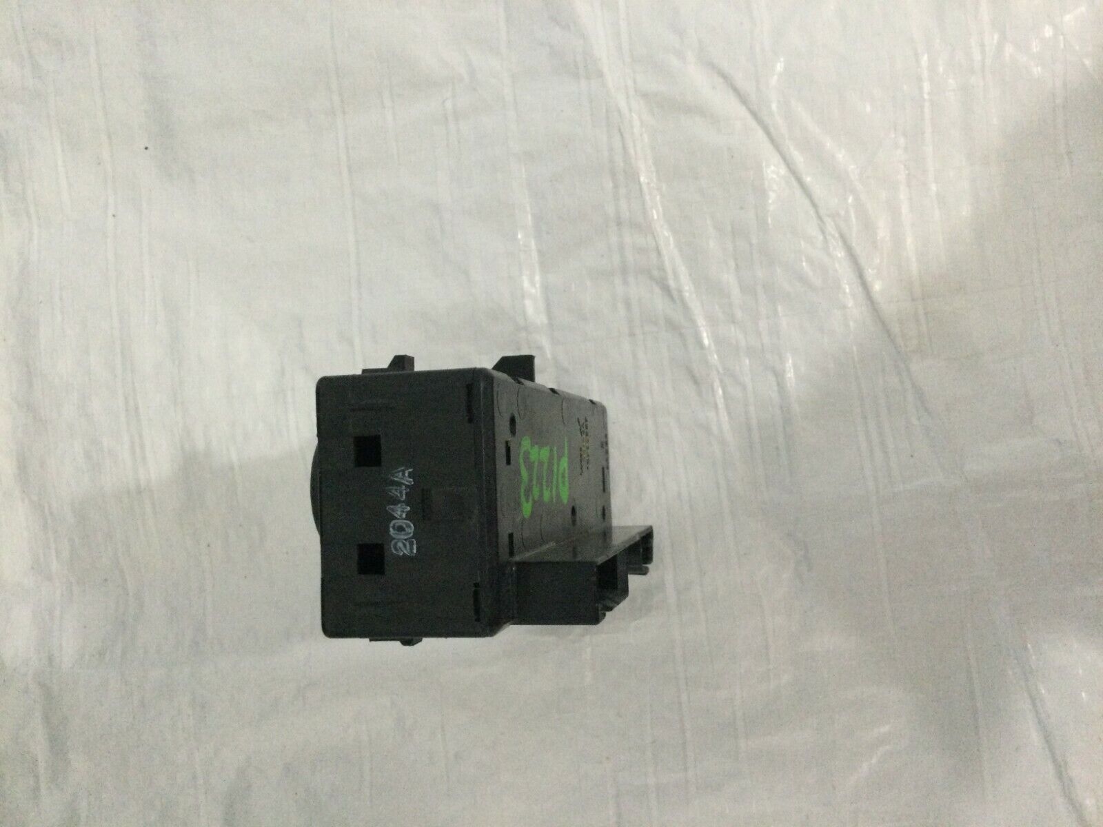 2002 GMC Sierra 1500 4X4 push button switch assembly GMC Sierra OEM 15709327