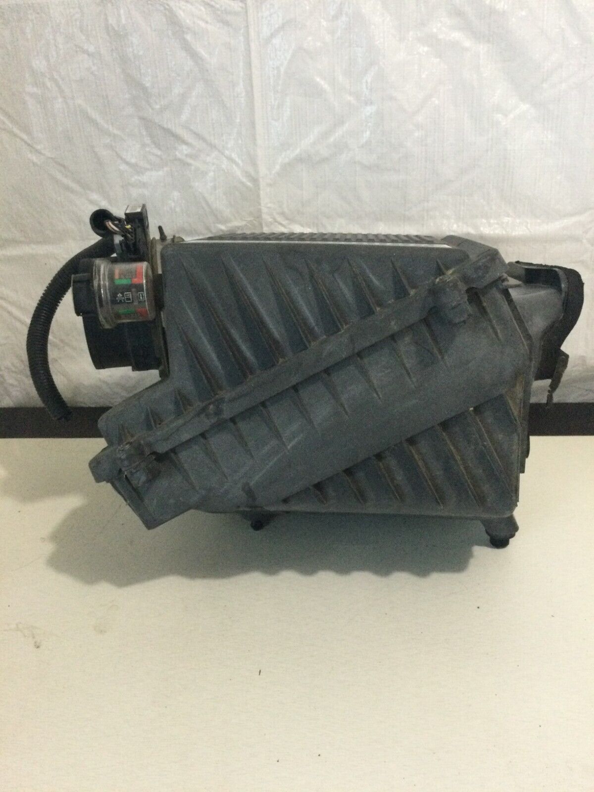 2005 Chevrolet Silverado 1500 Air Filter Box OEM ( DAMAGE MARKED )