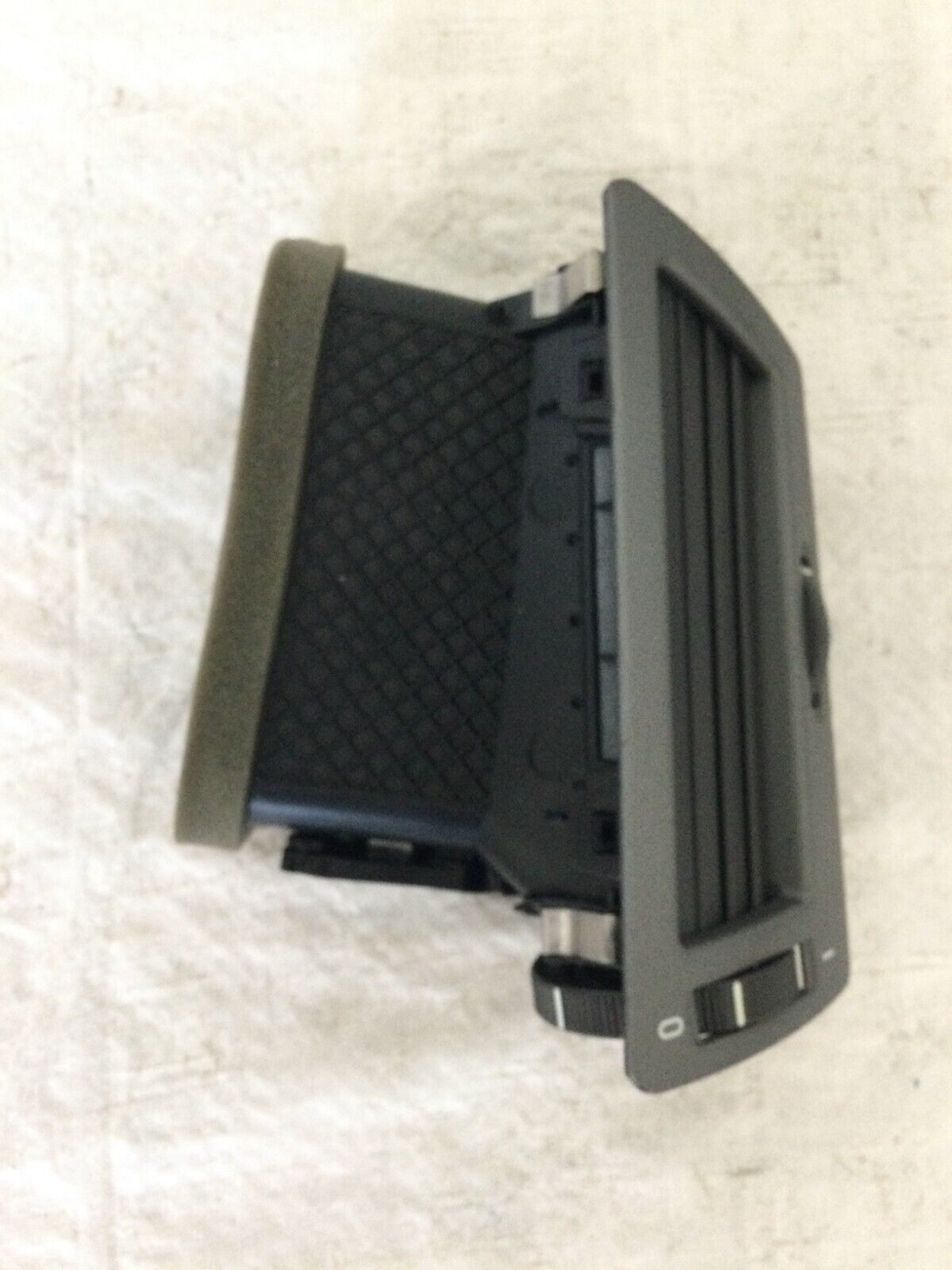  2004 BMW 745i E65/E66 Right Passenger Dash Air Vent OEM 8223334