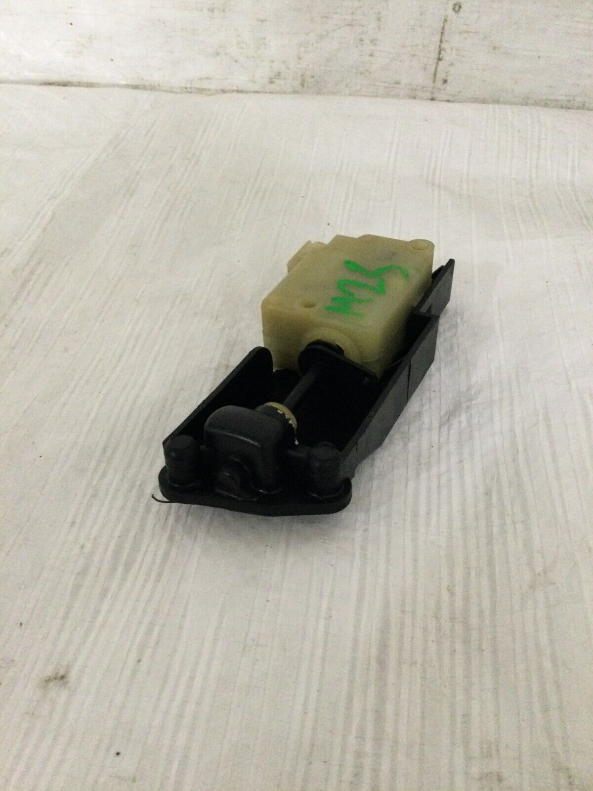 2004 Volvo S60 Fuel Filler Flap Solenoid Motor OEM 9483311