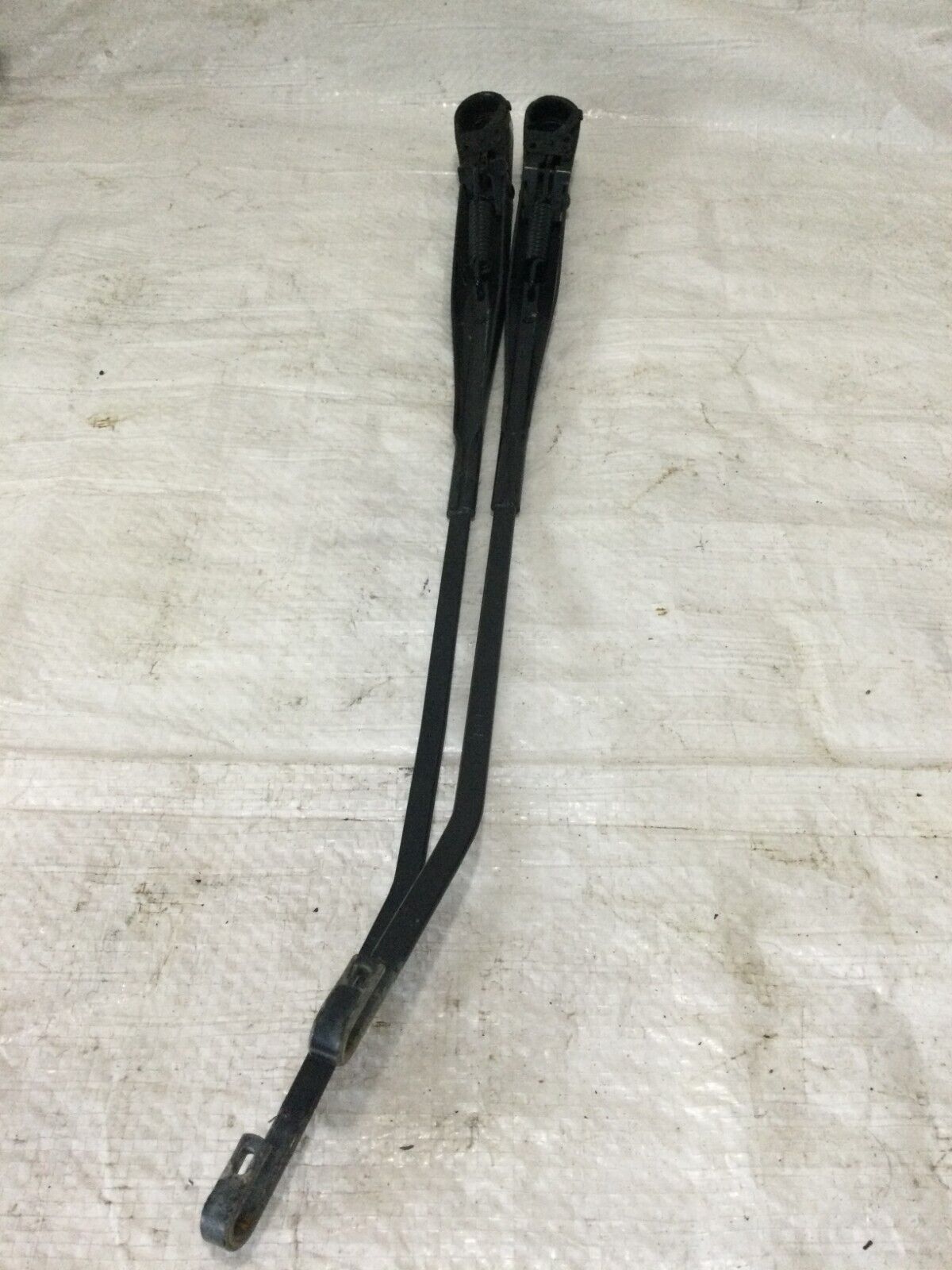 2005 Dodge Ram 1500 Front Wiper Arm Set  55077131AD  OEM