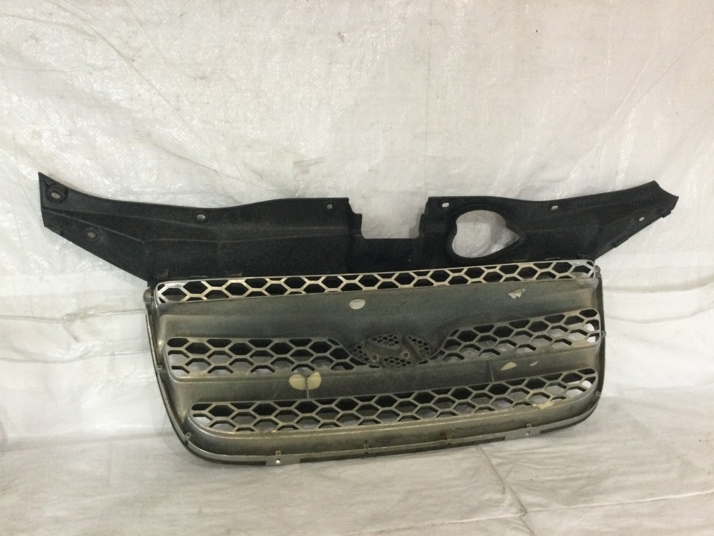 2006 - 2009 Hyundai Santa FE Front Grille OEM MARKED DAMAGE