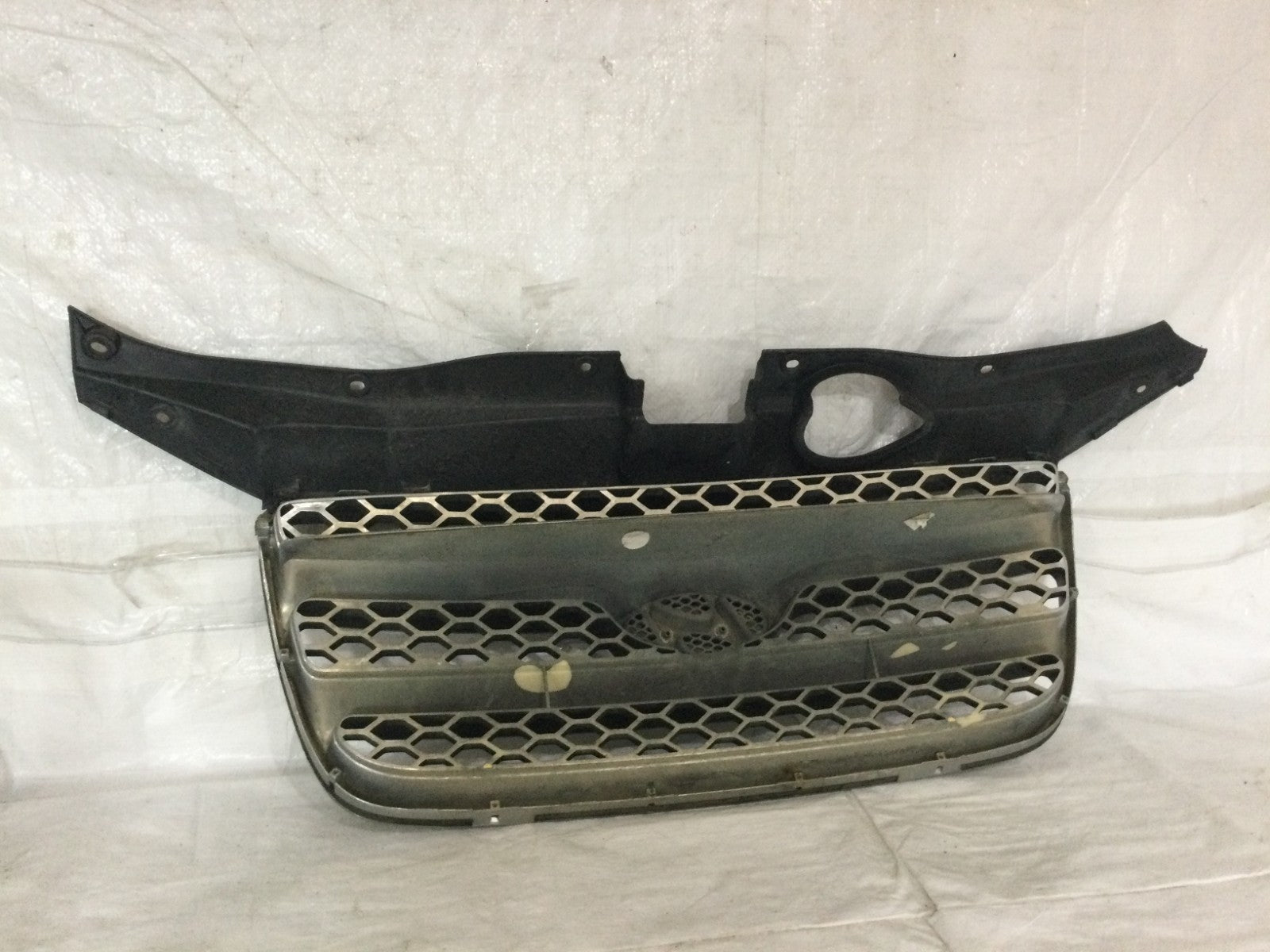 2006 - 2009 Hyundai Santa FE Front Grille OEM MARKED DAMAGE