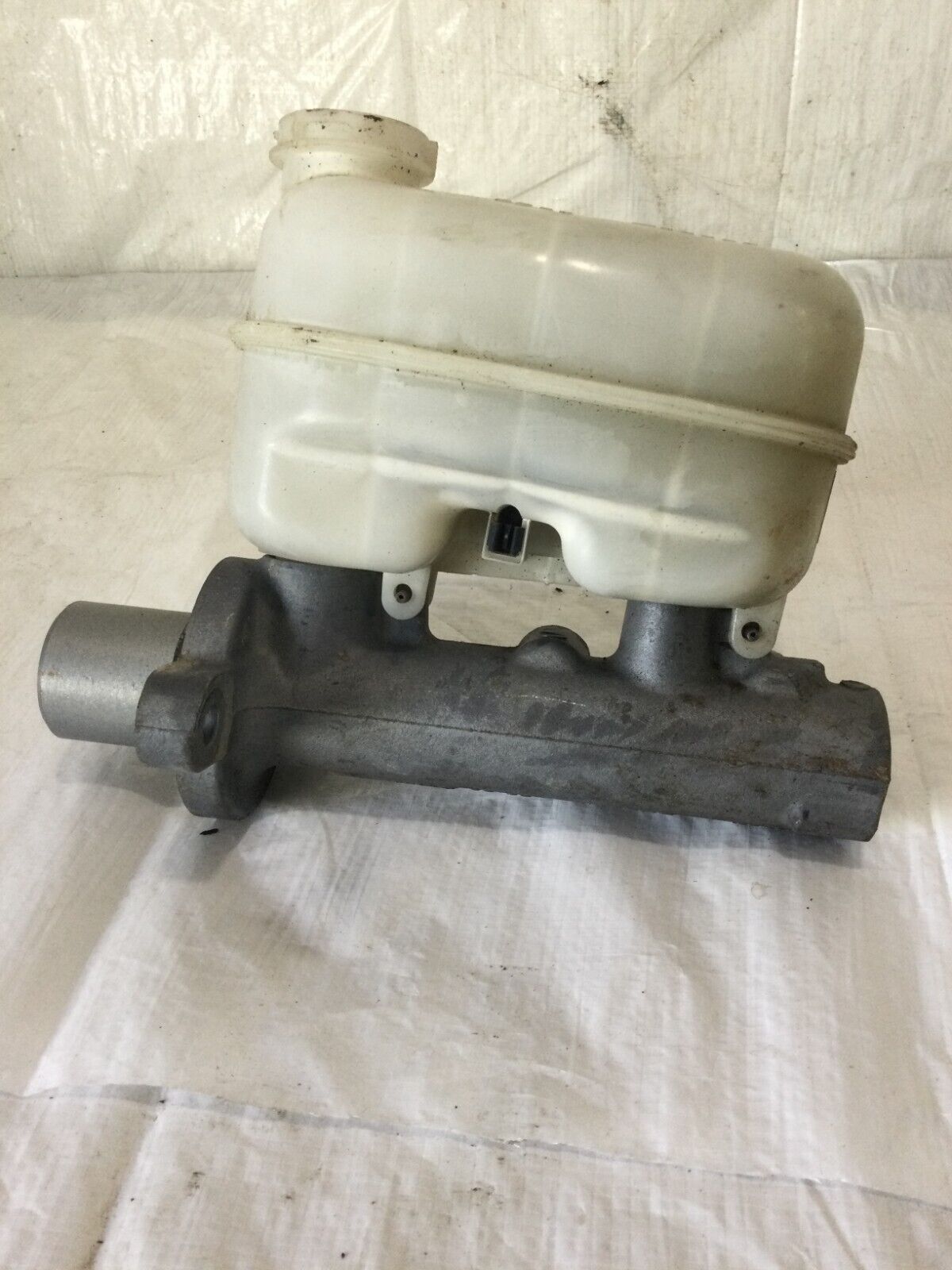 2007 GMC Sierra 1500 Master Brake Cylinder With reservoir 18077597 OEM
