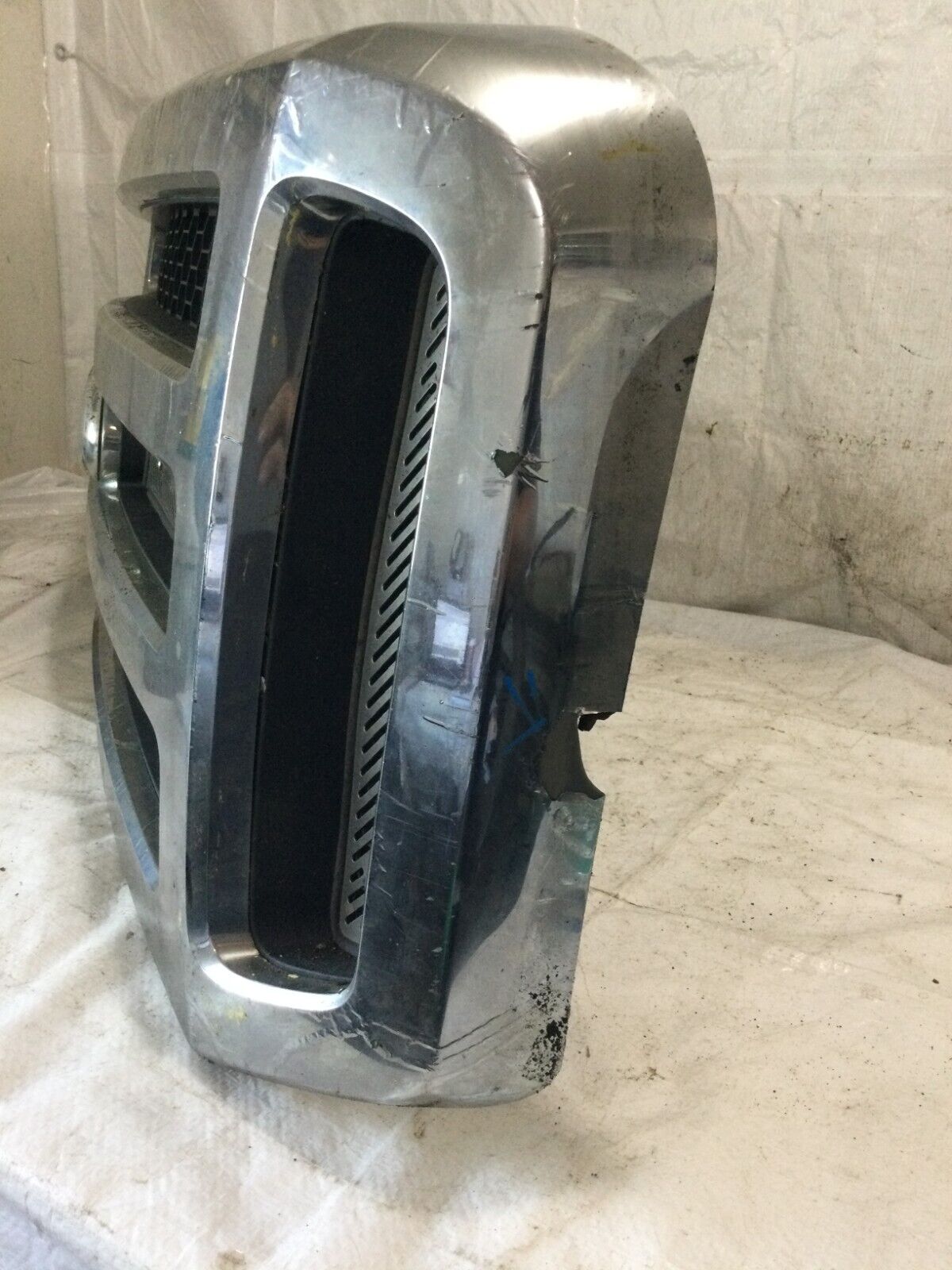 2005-2007 Ford F350SD Super Duty Black Grille OEM 6C34-8200-BAW ( DAMAGED )