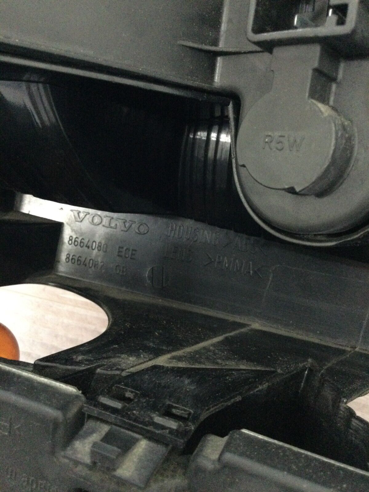 2004 Volvo S60 Drivers Left Side TailLight Lamp Assembly LH 8664080 OEM