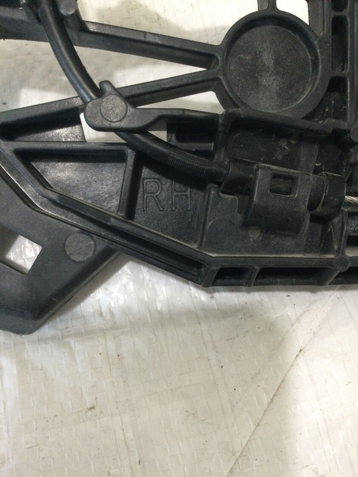2005 Chevrolet Silverado 1500 Front Passenger Side Exterior Door Handle Bracket