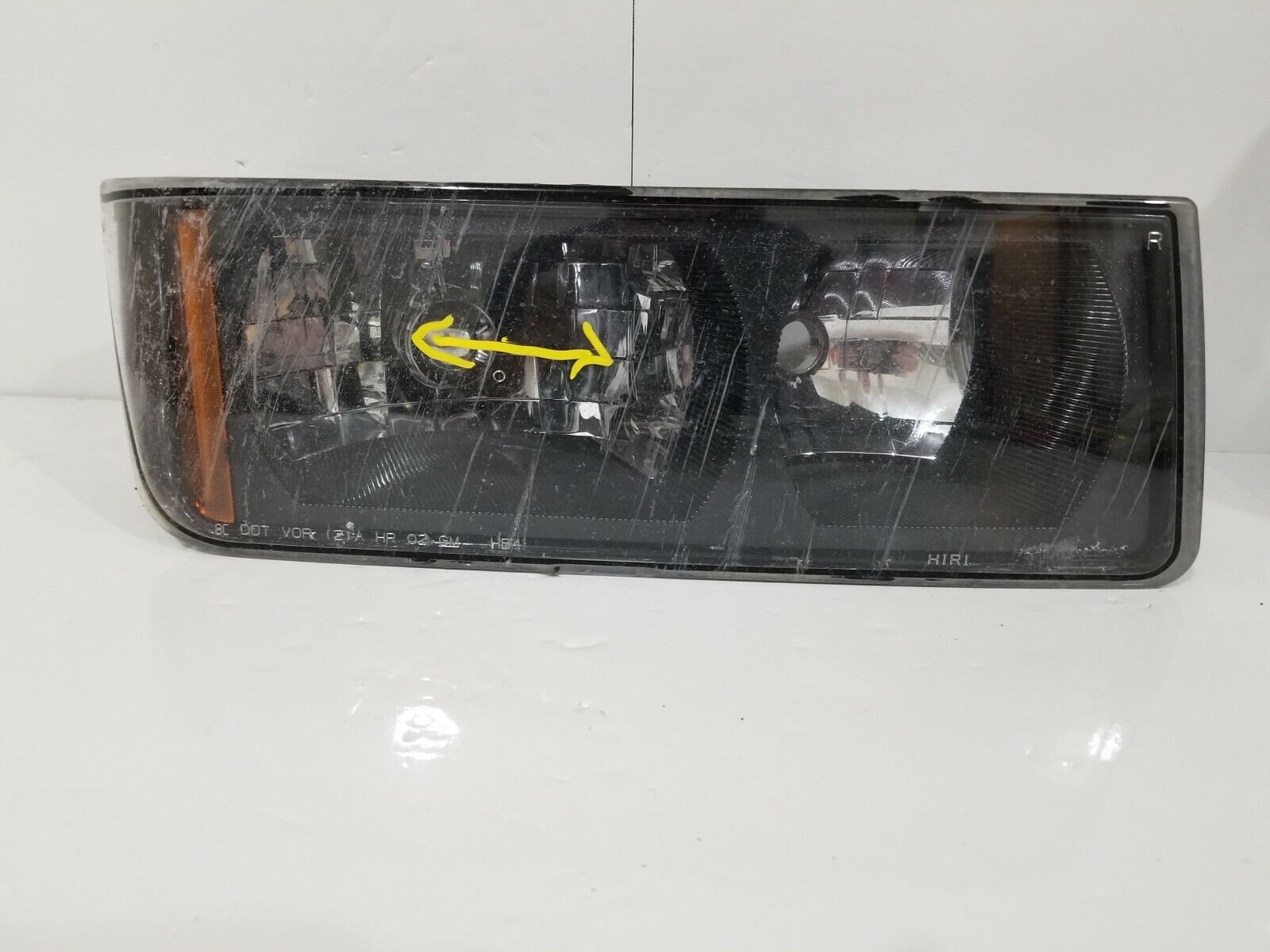 2004 Chevrolet Avalanche 1500 Right Passenger Side Headlight OEM RH