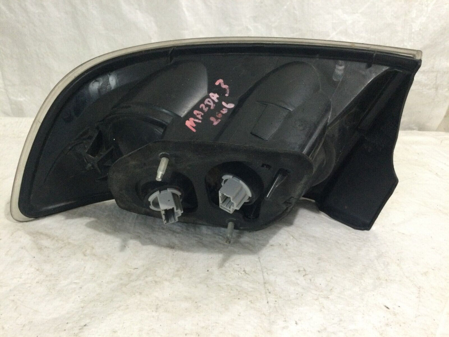 2004-2006 Mazda 3 Rear Right Tail Light ( Damage )
