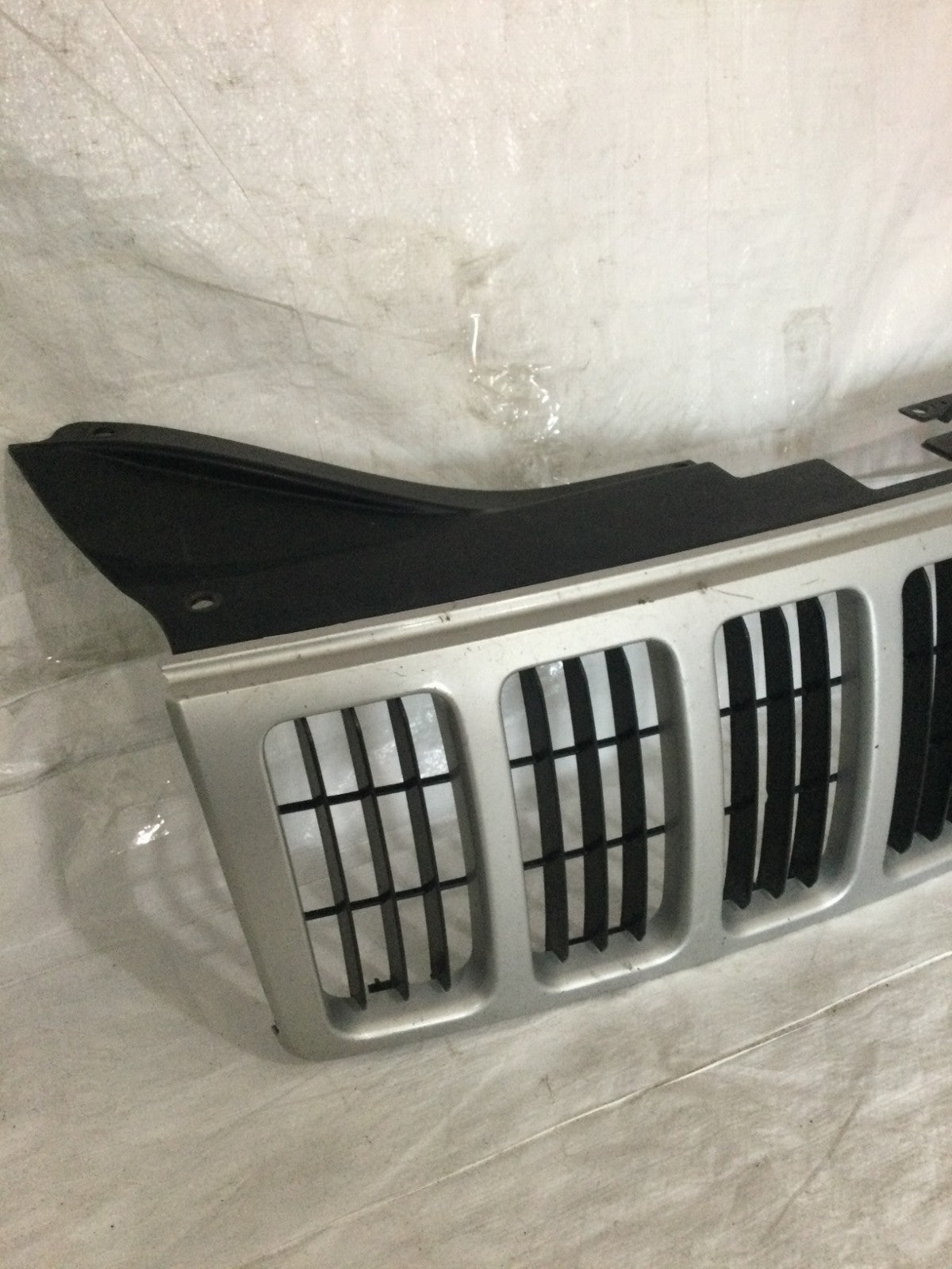 2005-2010 Jeep Grand Cherokee Front Grille OEM