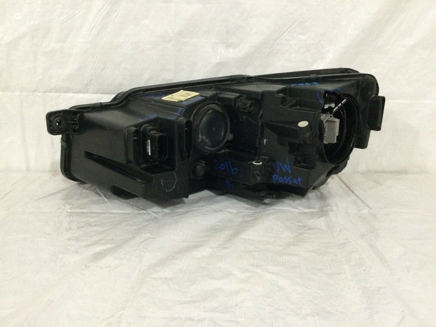 2016-2019 Volkswagen Passat Halogen Headlight Right Passenger Side RH OEM