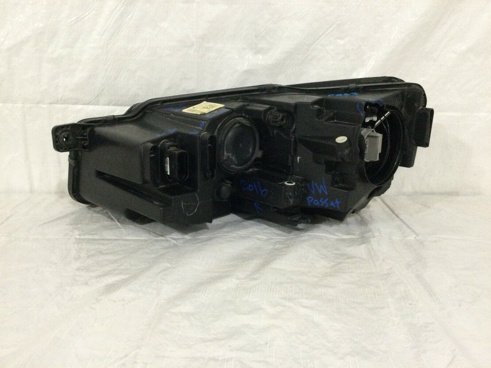 2016-2019 Volkswagen Passat Halogen Headlight Right Passenger Side RH OEM