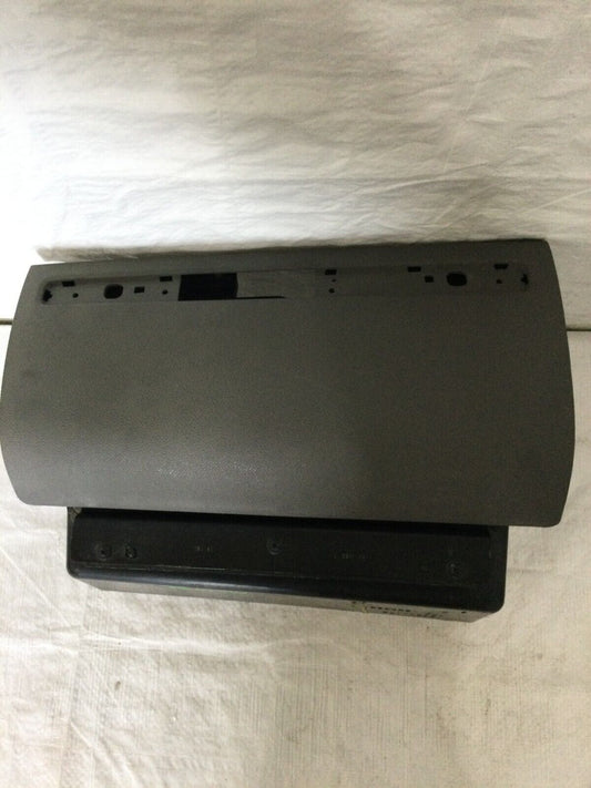 2013 Chevrolet Silverado 1500 Upper Glove Box ( Missing Latch )