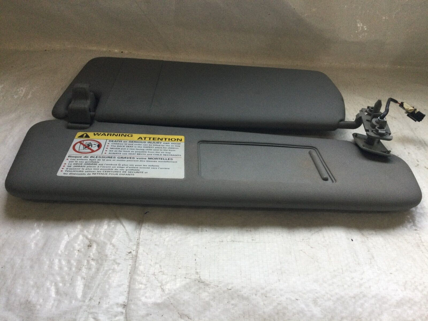 2004-2007 Volkswagen Touareg Right Passenger Side Sun Visor OEM RH