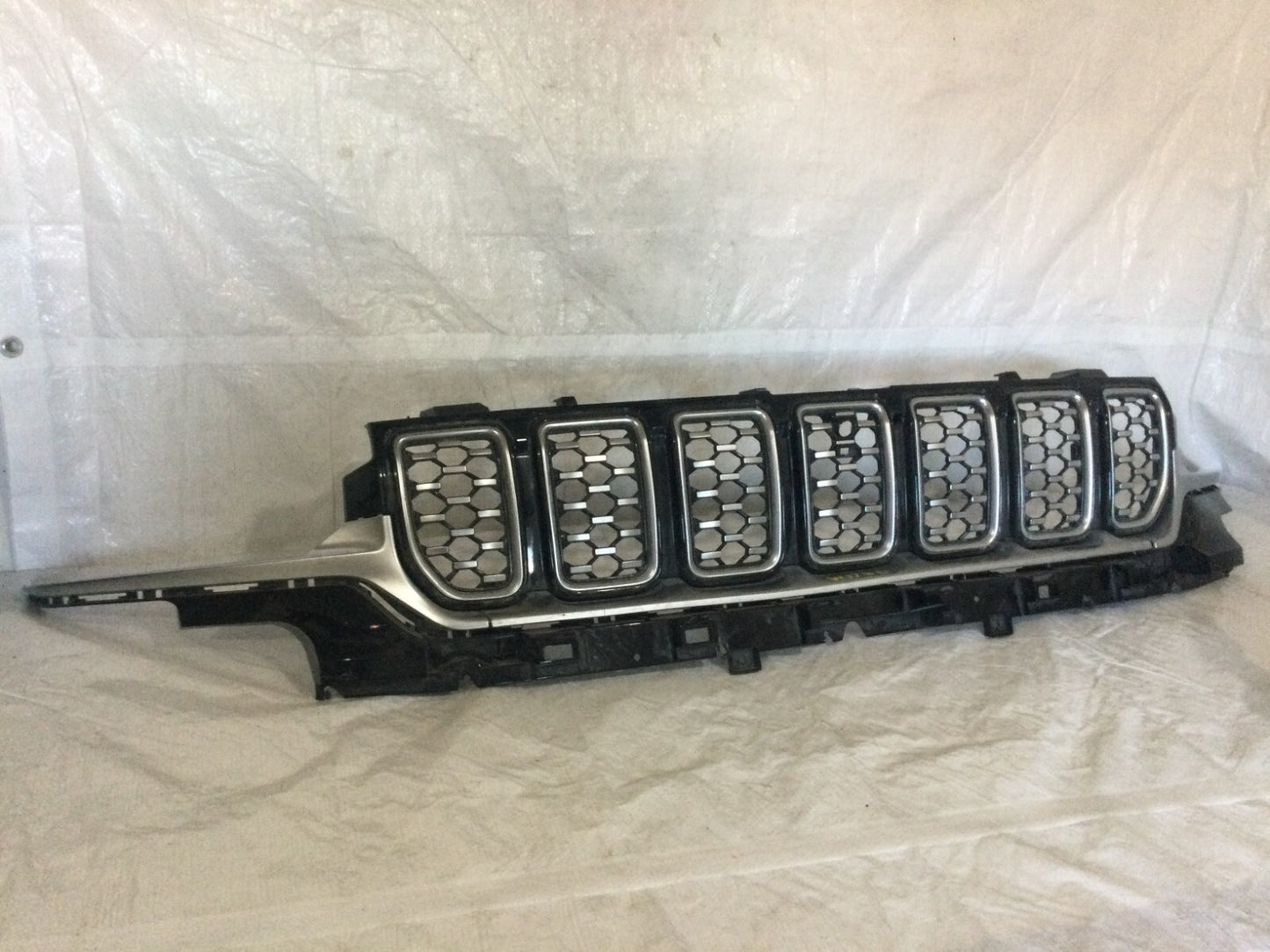 2022-2025 Jeep Grand Cherokee OEM Chrome/Black Upper Grille Assembly