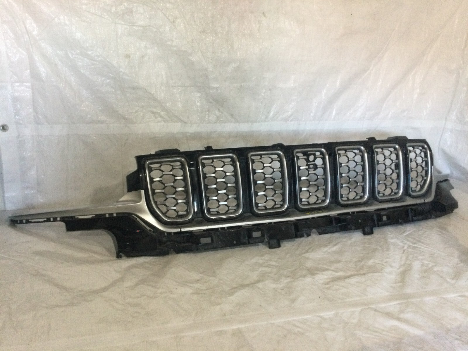 2022-2025 Jeep Grand Cherokee OEM Chrome/Black Upper Grille Assembly