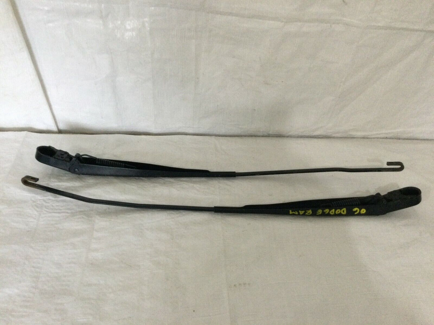 2006 Dodge Ram 2500 Wiper Arm Set 55077131AE 55077130AE OEM