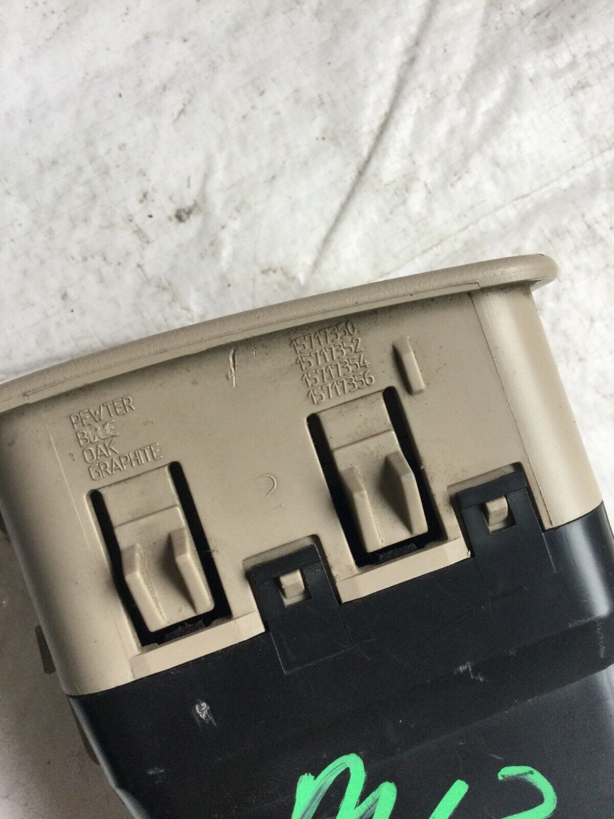 2003-2006 Cadillac Escalade Driver Left Inner Center Vent OEM