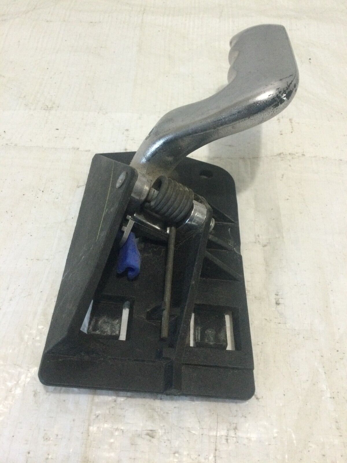 2005 Cadillac Escalade Front Right  Interior Door Handle OEM
