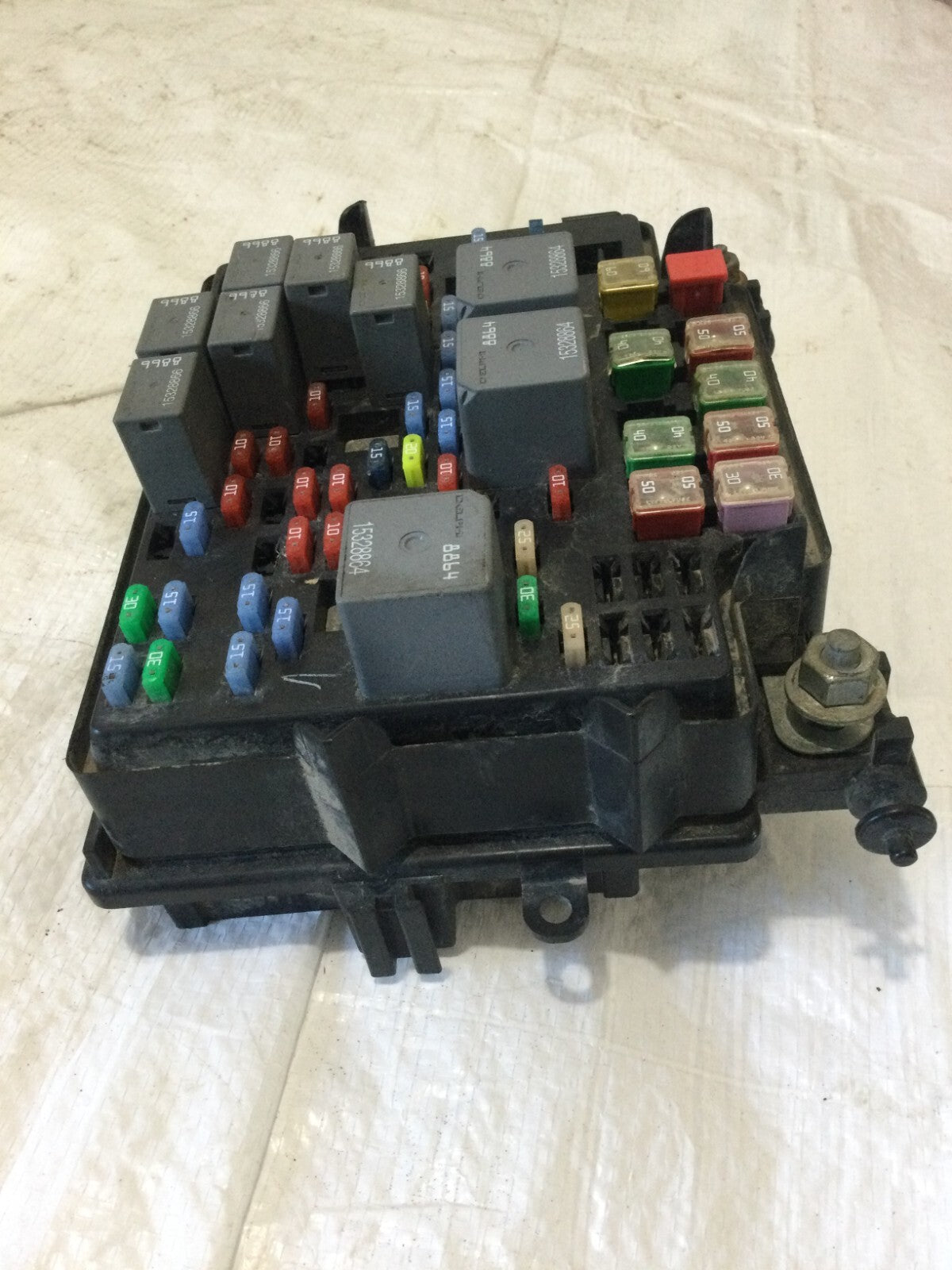 2003-2005 Chevrolet Silverado 1500 Engine Fuse Box 15201928 OEM