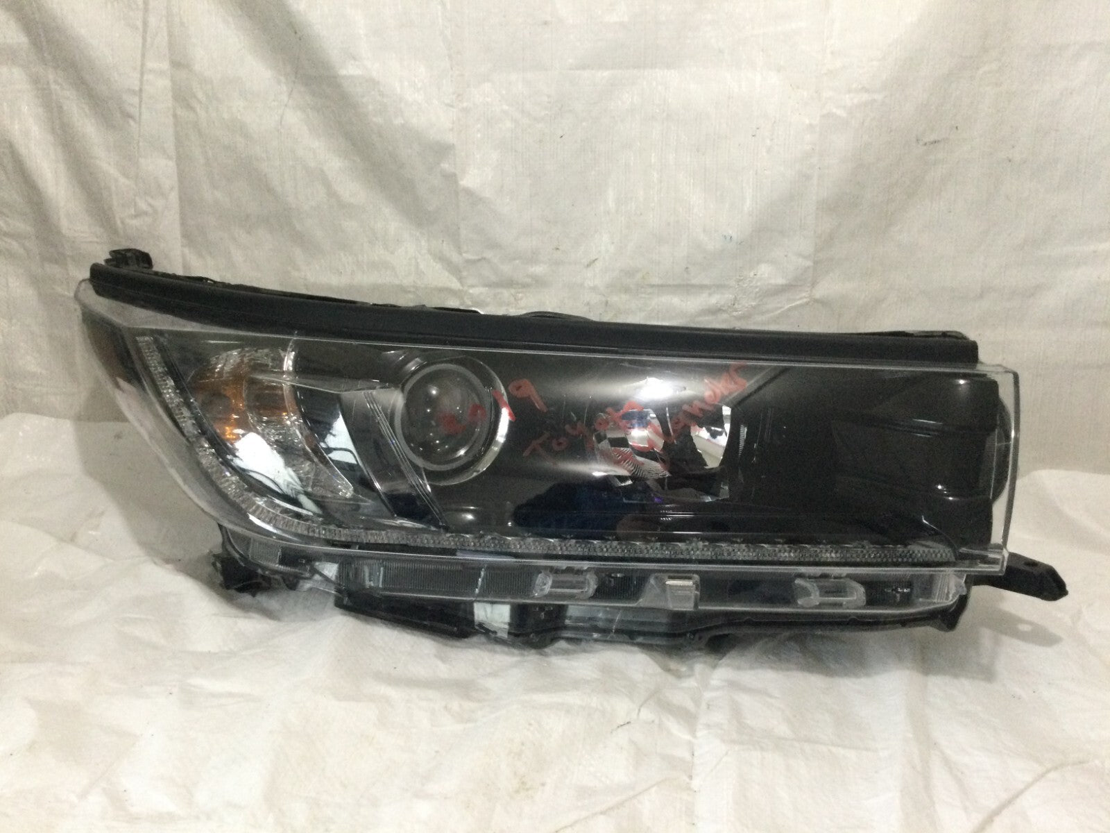 2019 Toyota Highlander Headlight Right Passenger Side W/ DRL OEM 2017-2019