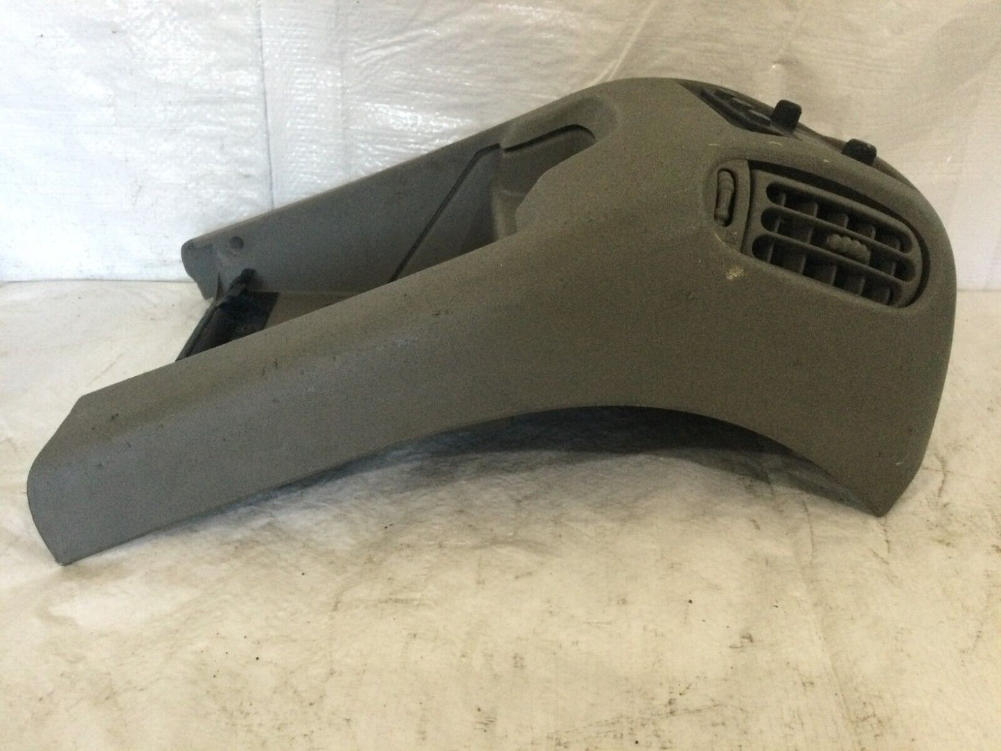 2003-2006 Cadillac Escalade Rear Center Vent W/ Radio Audio Control Jack Switch