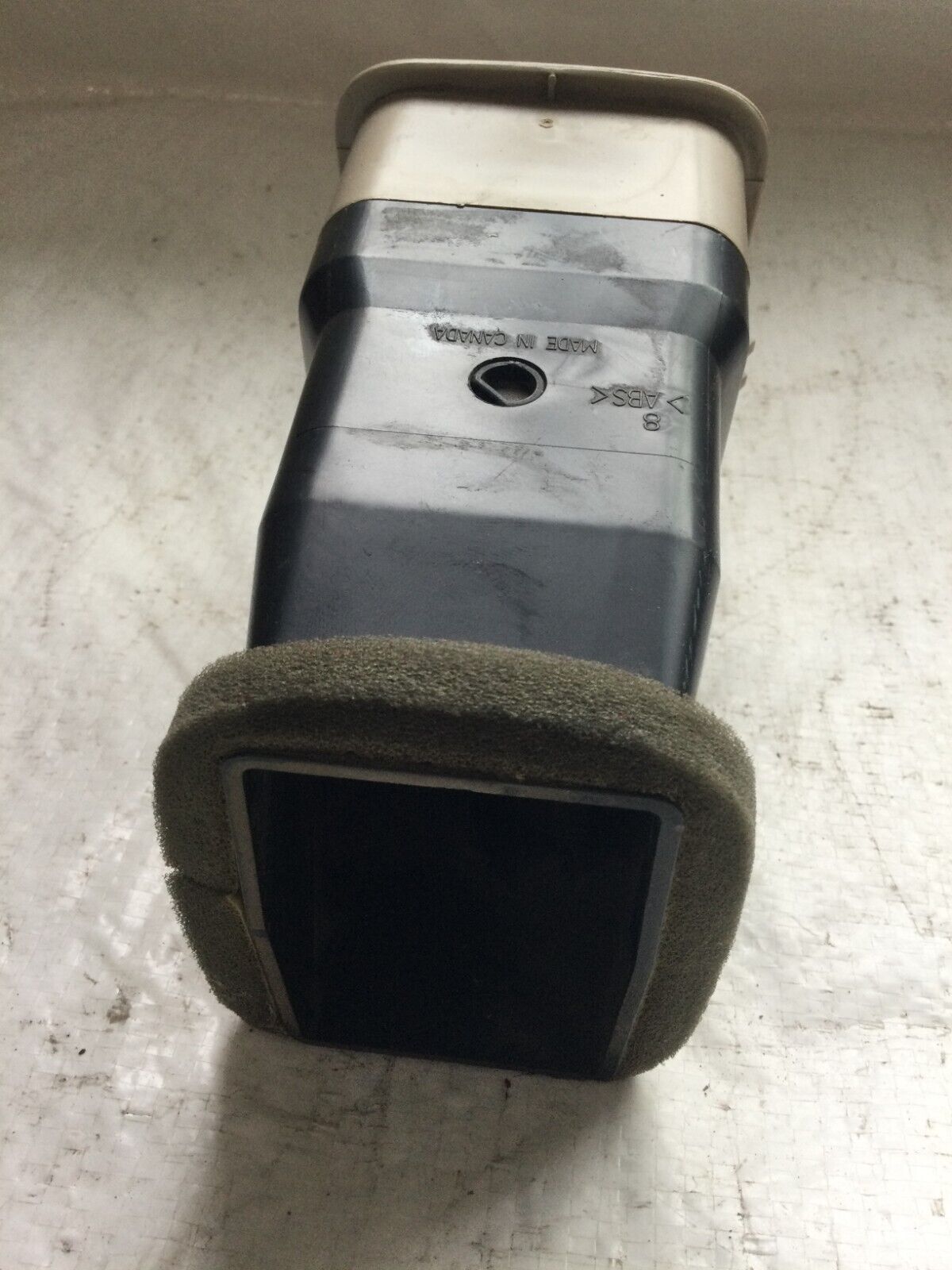 2003-2006 Cadillac Escalade Passenger Right Inner Center Vent OEM