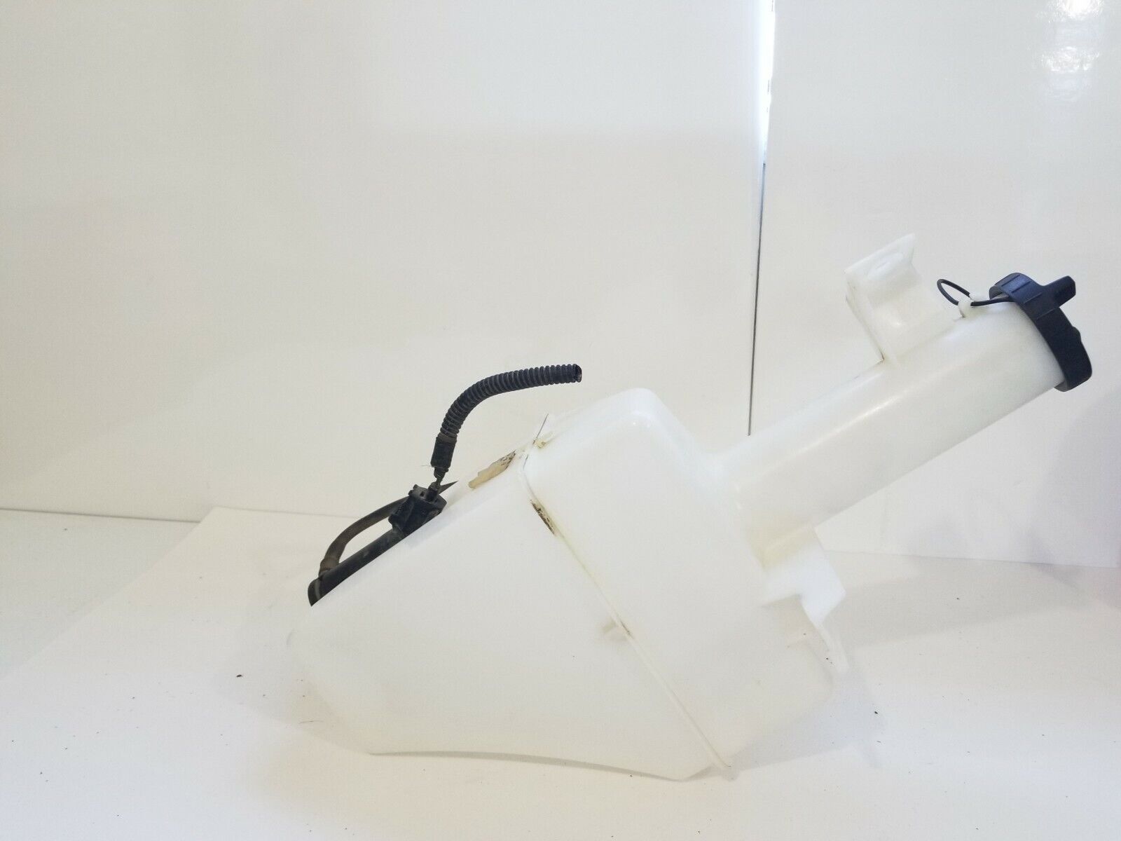 2006 Ford F-350 Super Duty Windshield Washer Fluid Reservoir Tank OEM