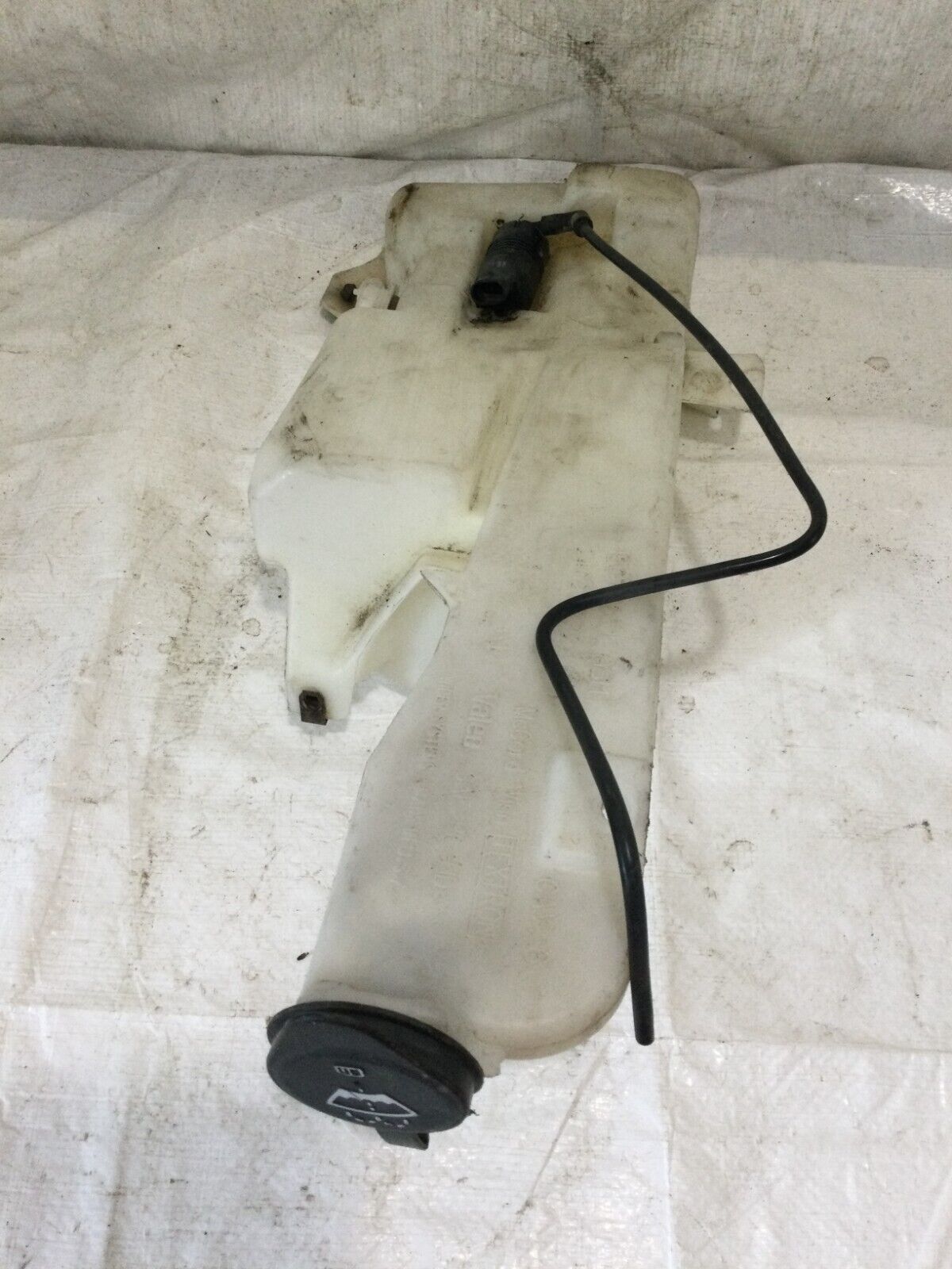 2004 Chevrolet Silverado 1500  Windshield Washer  Bottle  15073651 OEM