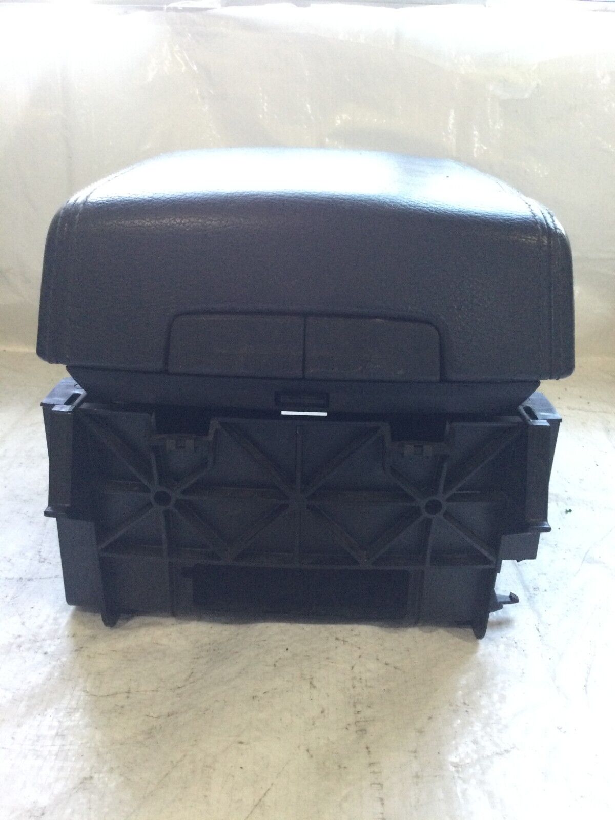 2007 Volkswagen Touareg Center Console LID W/ Arm Rest OEM