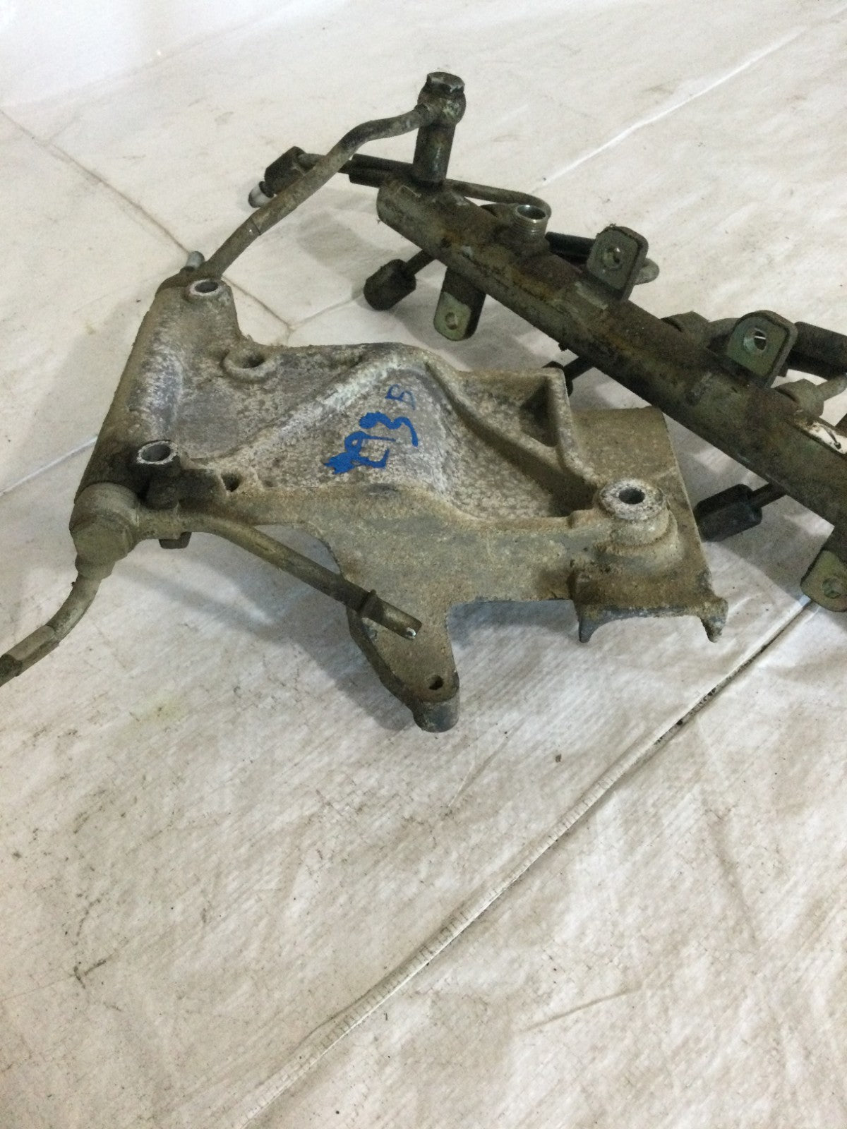 2005 Dodge Ram 2500 5.9L Fuel Injection Rail OEM