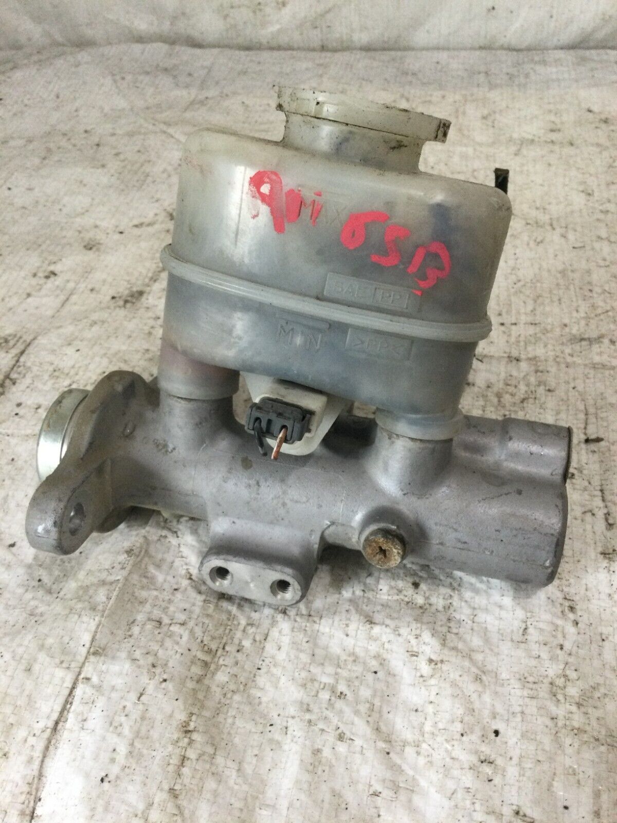 2002 Nissan Frontier Master Brake Cylinder W/ Reservoir OEM