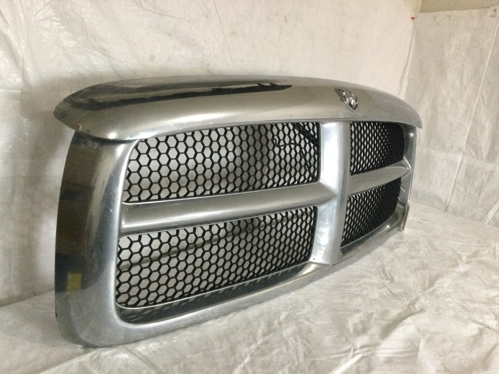 2005 Dodge Ram 1500 Grille OEM MINOR CHROME PEELING