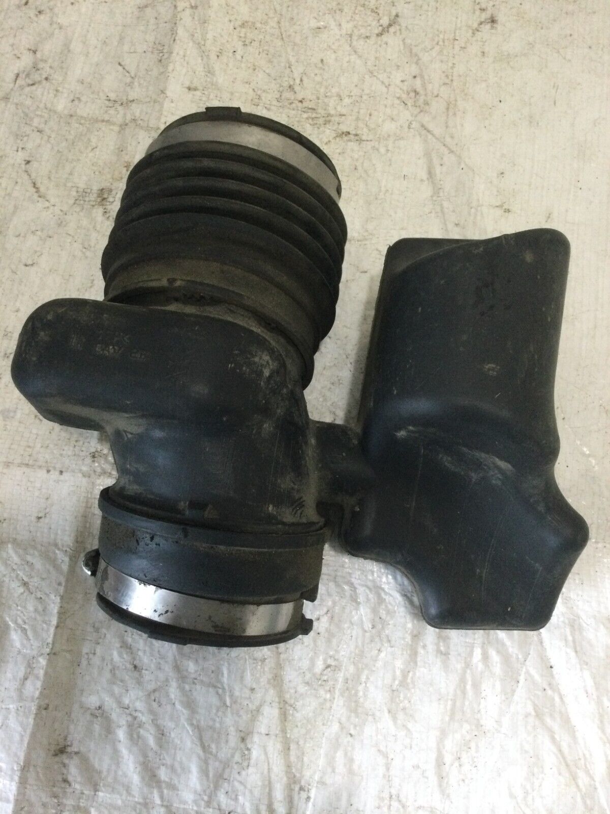 2007 GMC Acadia Engine Air Cleaner Outlet Duct Intake Hose Tube OEM